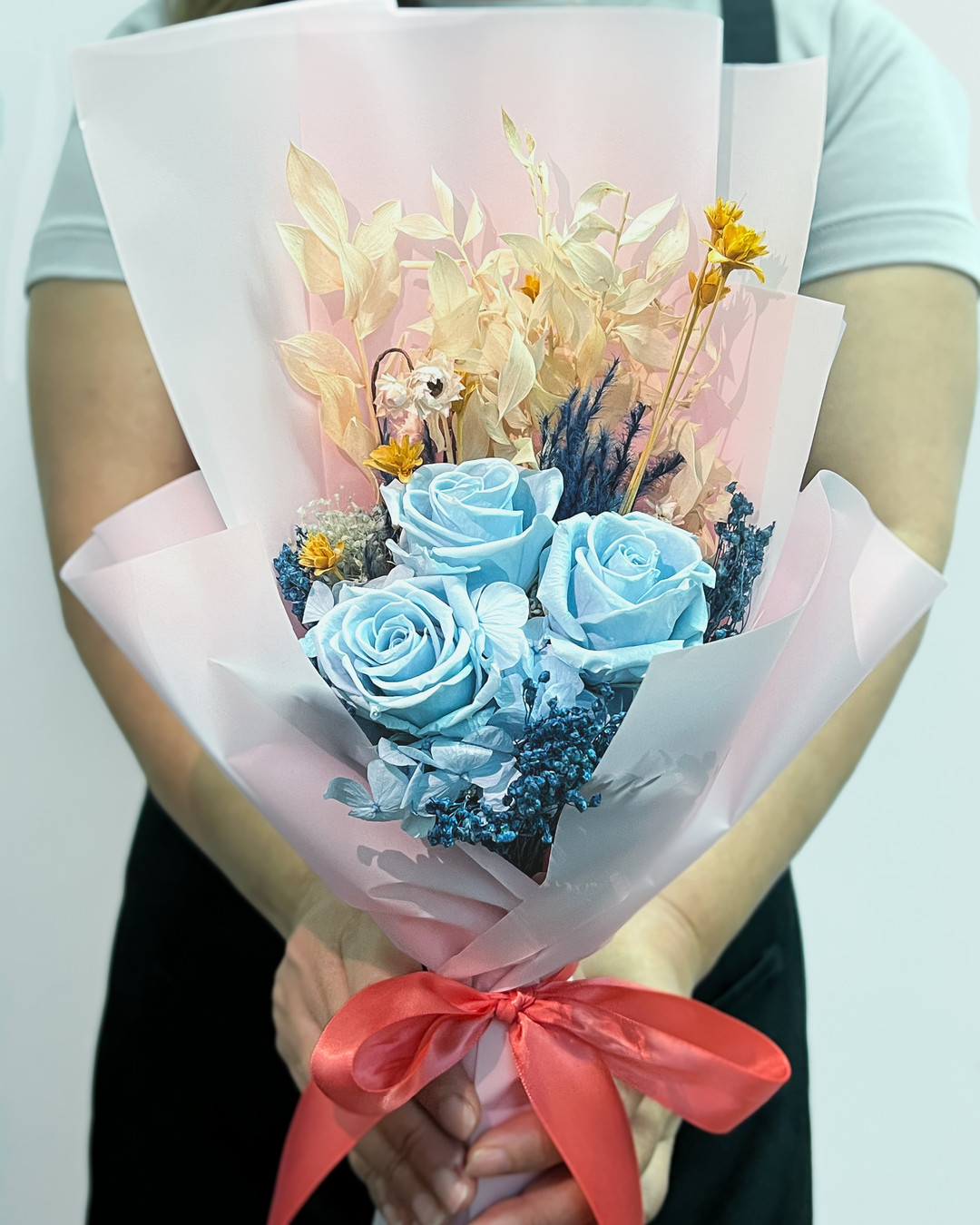 Soft, serene, and everlasting. āļøš Introduce a sense of calm to your space with our 3 Preserved Powder Blue Rose Bouquet.
Handcrafted with premium preserved roses and lush accents, this ready-to-gift arrangement stays beautiful for 1ā3 years with zero maintenance. No water, no sunlightājust pure, tranquil elegance. šļøš°ļø
Whether itās for an anniversary, graduation, or a gentle āthinking of you,ā this bouquet is a timeless way to show you care.
Tap the link in bio to shop the Shade of Blue collection! ššļø
#SKfleur #PowderBlueRoses #PreservedFlowersSG #SustainableBeauty #SGFlorist #HomeDecorSG #GiftIdeasSG #ThinkingOfYou