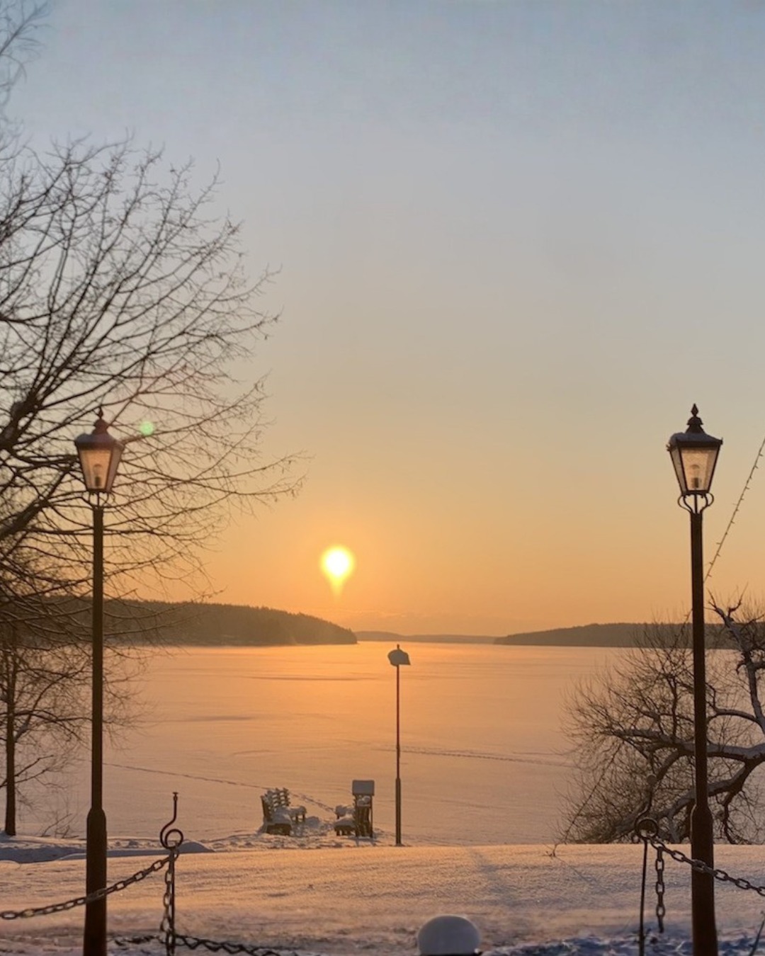 En middag för två med utsikt över Mälaren ❄️
I vår restaurang kan ni njuta av rätter från vår à la carte-meny med sjöutsikt och lugn stämning.
På Alla hjärtans dag serverar vi en speciell trerättersmiddag för 495 kr per person med smaker som hummersoppa, gös eller bakad blomkål till varmrätt samt nypondessert eller äppelpaj för att avsluta middagen.
På lördag serverar vi även Afternoon Tea i loungen. Varma scones med hemlagad marmelad, sandwiches och fina små godsaker från eget bageri serverade på våningsfat.
Ta en kylig promenad längs vattnet efter middagen för att smälta maten, och njut av samma utsikt från ett varma rum.
För bokningar vänligen kontakta oss på 08-592 501 00 eller maila till restaurangen@sigtunastadshotell.se
Välkommen att uppleva en romantisk och minnesvärd helg i Sigtuna med oss. 💫
www.sigtunastadshotell.se