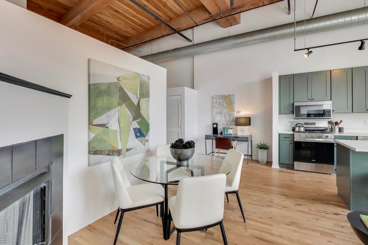 Drawing out some of the green + blue tones of this loft space to create a visual through-line 💚💙 #loft #chicago #chicagorealestate #havenhomestager #chicagohomestaging #stagingworks #stagingsells #staging #homestaging