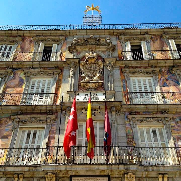 One of my favorite things about European cities are the plazas, with their incredible architecture and amazing atmospheres. This shows just a tiny bit of how cool Plaza Mayor in Madrid is. Is there anything you’ve noticed in your travels that stands out from what you’re used to at home? Comment below!
.
.
.
New post up on the blog about our time spent in Madrid! Follow the link in the bio ⬆️ to read!