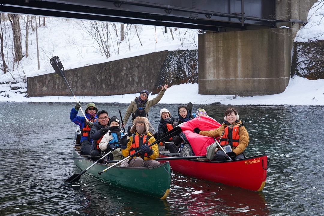 ✨2月11日、支笏湖にて❄️
「氷の不思議&雪の森遊び」を開催しました。
※日本歯科医師会協力のもと、日本財団がすすめる
Tooth Fairy による支援を受け実施しました🦷🧚
お天気にも恵まれ、
澄んだ空気の中、冬の支笏湖を探検。
カヌーを漕ぎ、
小さな陸に上がって霜柱を見つけたり、
雪山を滑ったり。
雪合戦に、雪遊び。
みんなで食べるランチは、やっぱり特別。
わたあめやさんをしたり、
森の木を使ったクラフトを楽しんだり。
最後は「しこつ湖 鶴雅リゾートスパ 水の謌」さまの
ご厚意で温泉へ。
冷えた体をあたためながら、
こどもたちだけでなく、お父さんもお母さんも
本当に楽しそうな笑顔でした☺️
こうした時間があること。
病気や障がいと向き合う日々の中に、
家族で同じ景色を見て、同じ空気を吸う時間があること。
それが、私たちが大切にしている活動です🌱
@canoa_shikotsu さん
いつも安心安全の環境づくりをありがとうございます。
@mizunouta_shikotsuko さん
癒しの居場所と時間をくださり
ありがとうございます🙇♀️
@nf_toothfairy さま
ご助成いただきありがとうございます。
おかげさまで、たくさんの笑顔の時間となりました✨
………………………………………………
現在実施中のJAMMINコラボ企画は、本日が最終日です。
@jammin_kyoto
私たちの活動は、皆さまの応援に支えられています。
もしよければ、
投稿をシェアしたり、活動報告を読んでいただいたり、
無理なく、コラボ最終日にも、関わっていただけたら嬉しいです。
活動紹介文
https://jammin.co.jp/charity_list/260209-h-chp/
購入ページ
https://jammin.co.jp/c/charityfor/thisweek
2月15日は #国際小児がんデー
#北海道こどもホスピスプロジェクト