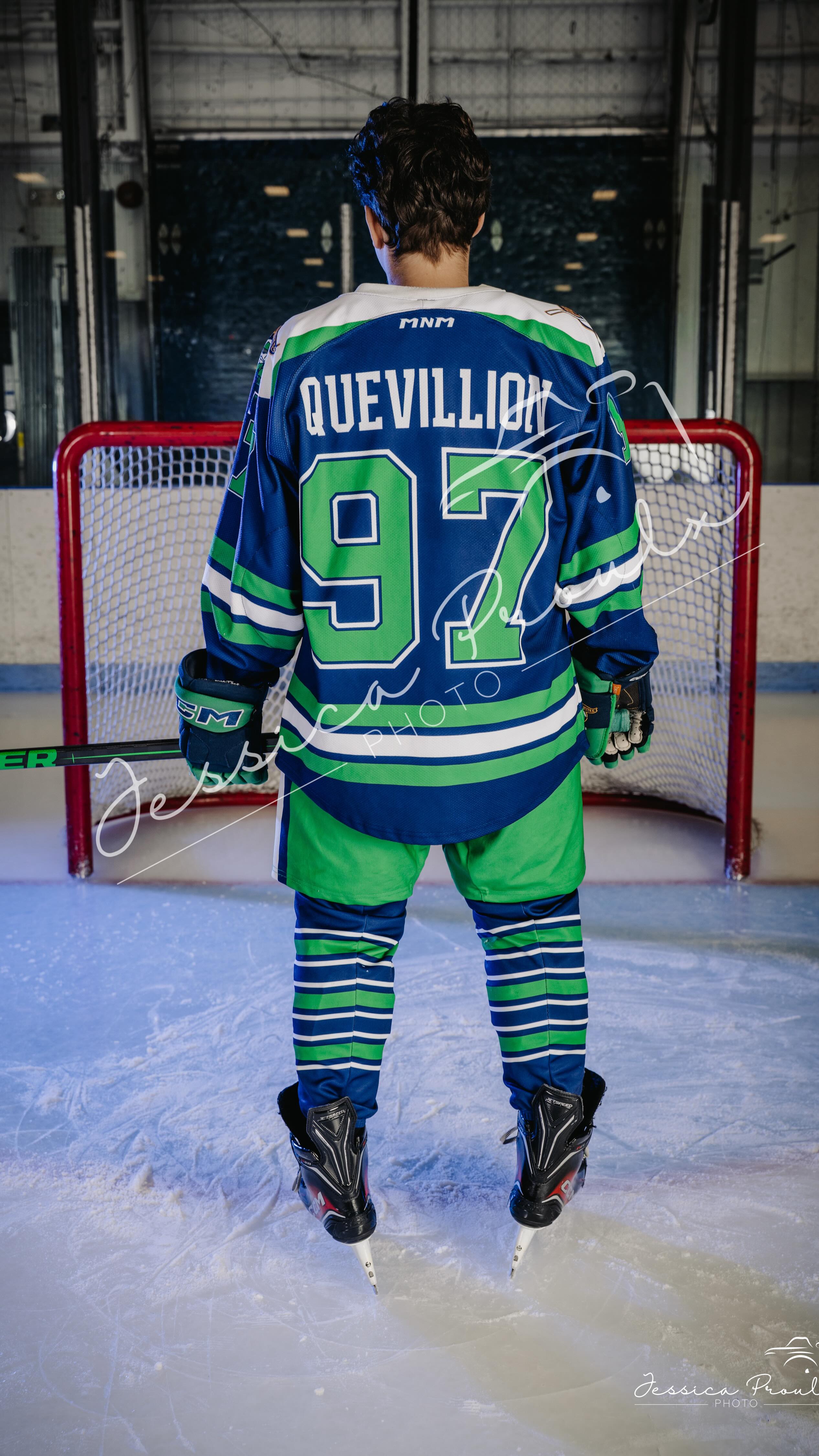 Le chandail ✔️
Le numéro ✔️
Le focus ✔️
Game face activée 😤🔥
Toujours un privilège de photographier les joueurs des Patriotes de Beauharnois et de capturer la fierté qu’ils portent sur leur dos 💛🏒
Parce qu’un numéro…
ça représente bien plus qu’un simple chiffre.
#Patriotes #HockeyLife #PhotographieSport
@vieetudiantepatriotes @vie_etudiante_patriotes
@ricky_lovato @samsimard01 @etienne_marchand