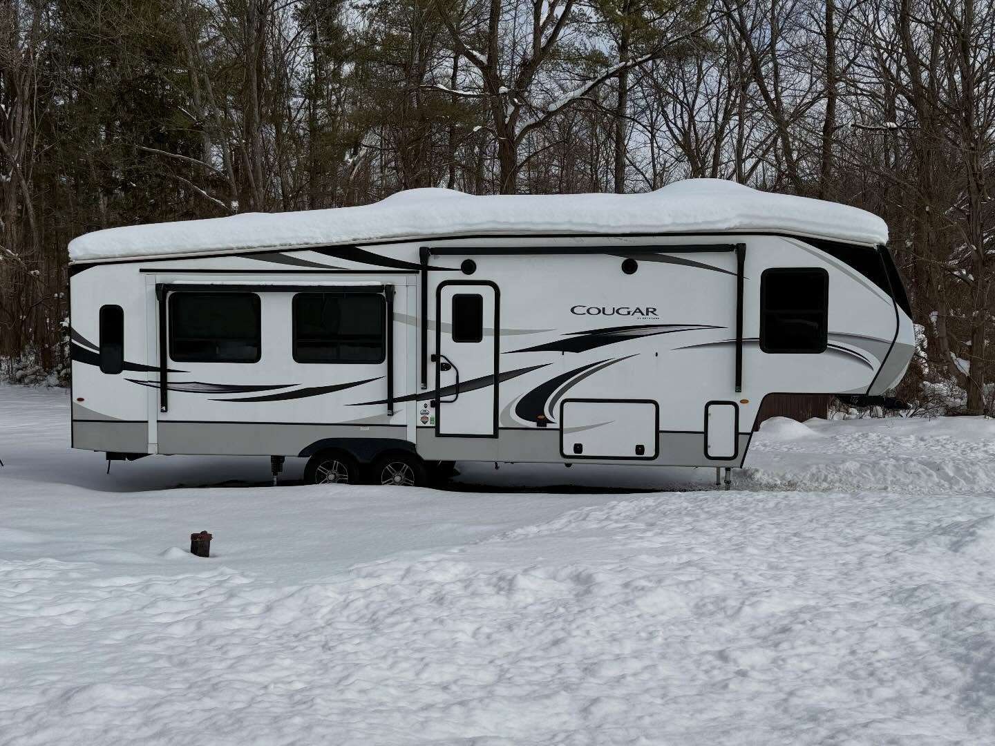 Operation “RV Dig Out” was a success! The push broom did absolutely nothing, so we had to resort to something with a little more umpf! Happy to report that all of the snow has been removed from the roof and we are one step closer to heading out! The membrane is intact and all of the roof fixtures are in good shape.
#keystonerv #keystonecougar316rls #winterrving #rvsnowremoval #rvwinterliving