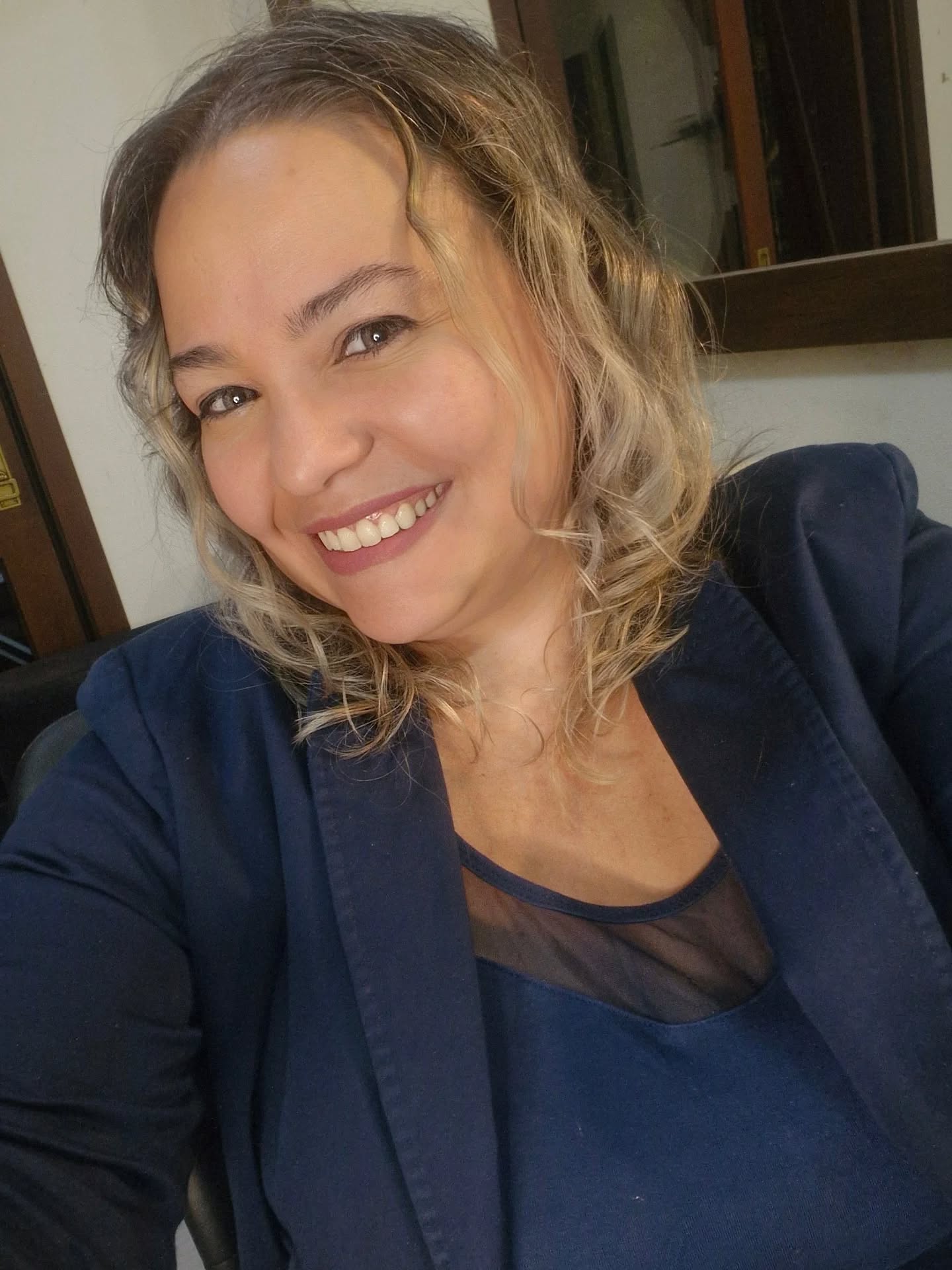 Algumas mudanças acontecem em silêncio, no banho maria, calmamente, peça por peça, como no encaixar do quebra cabeça, ou aquela planta que muda de lugar, aquela que a ovelha negra já cantava na música. São mudanças sutis, incomodas, mas que geram resultados poderosos e a longo prazo.
Resultados rápidos, fórmulas milagrosas, viradas de chave, trazem grandes mudanças, mas que não se sustentam a longo prazo, por que não teve construção, mas sim, imposição.
Aquilo que é imposição, acaba sendo incomodo, o que é incomodo não agrega.
Por isso, é melhor construir, forjar, analisar, mudar, pouco a pouco, de forma calma e lenta. Por que as coisas boas são forjadas dessa forma. São moldadas como uma obra de arte por um artista.
Olhe a sua volta, tudo que nos impressiona hoje com seu estado puro da arte, das pirâmides a Monalisa, do Louvre e todas as suas peças que estão ali dentro, não foram feitas do dia para a noite.
Então você vai querer que a sua imagem, sua trajetória, seu propósito e sua autoridade sejam tratadas como peça barata ou como uma obra de arte? Quer construir com base em um tutorial de YouTube ou um vídeo genérico no Instagram, ou pior ainda, um curso de hotmart que te trata como mais um no mundo, ou você vai dar a devida importância que ela merece e construir com método, carinho, leveza e principalmente respeitando você e o seu momento.
Fica a provocação: Você merece ser o melhor ou quer ser mais um?
#Autoridade #DietaDaAutoridade #Provocações #Marketing #Posicionamento