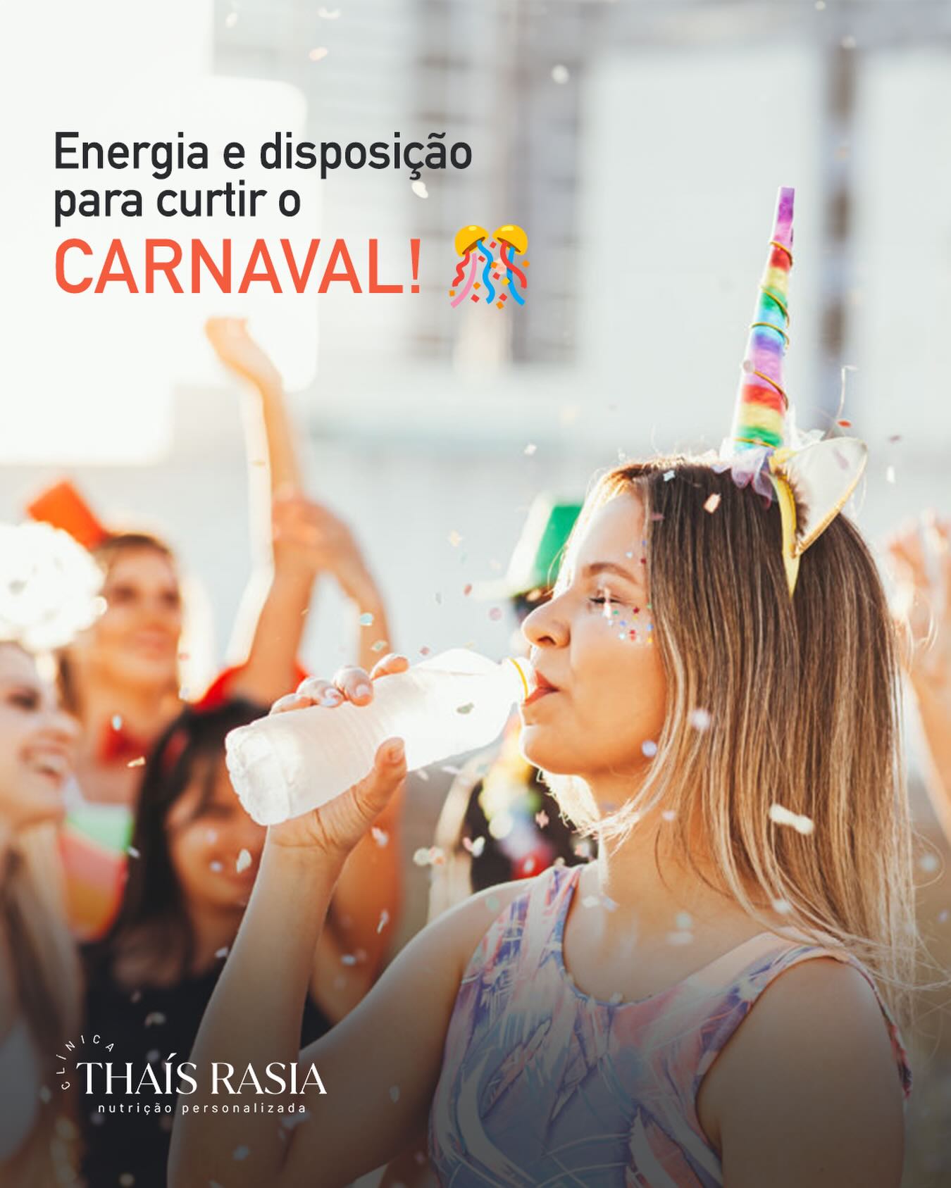 🎉🎭O Carnaval já chegou e quem gosta da folia precisa de energia extra nesses dias. É comum recorrer às bebidas energéticas, mas cuidado: o excesso de cafeína aliado ao álcool não é saudável. Além disso, muitas dessas bebidas contêm açúcar ou adoçantes artificiais.
Você pode optar por bebidas funcionais feitas com ingredientes estimulantes e hidratantes. Existem opções de marcas com essa composição (ex. Blissful da @essential_nutrition e @bebajungle ). Se preferir preparar o seu próprio drink energético, veja uma sugestão de receita:
PINK ENERGY 💕
1 litro de água
4 saquinhos de chá preto
1 colher de chá de hibisco
Suco de 1 limão
Raspas de gengibre
Cubos de gelo
MODO DE PREPARO
Faça a infusão do chá e do hibisco e deixe esfriar.
Adicione o suco de limão, o gengibre e os cubos de gelo, misturando bem.
Boas energias e boa folia! ✨