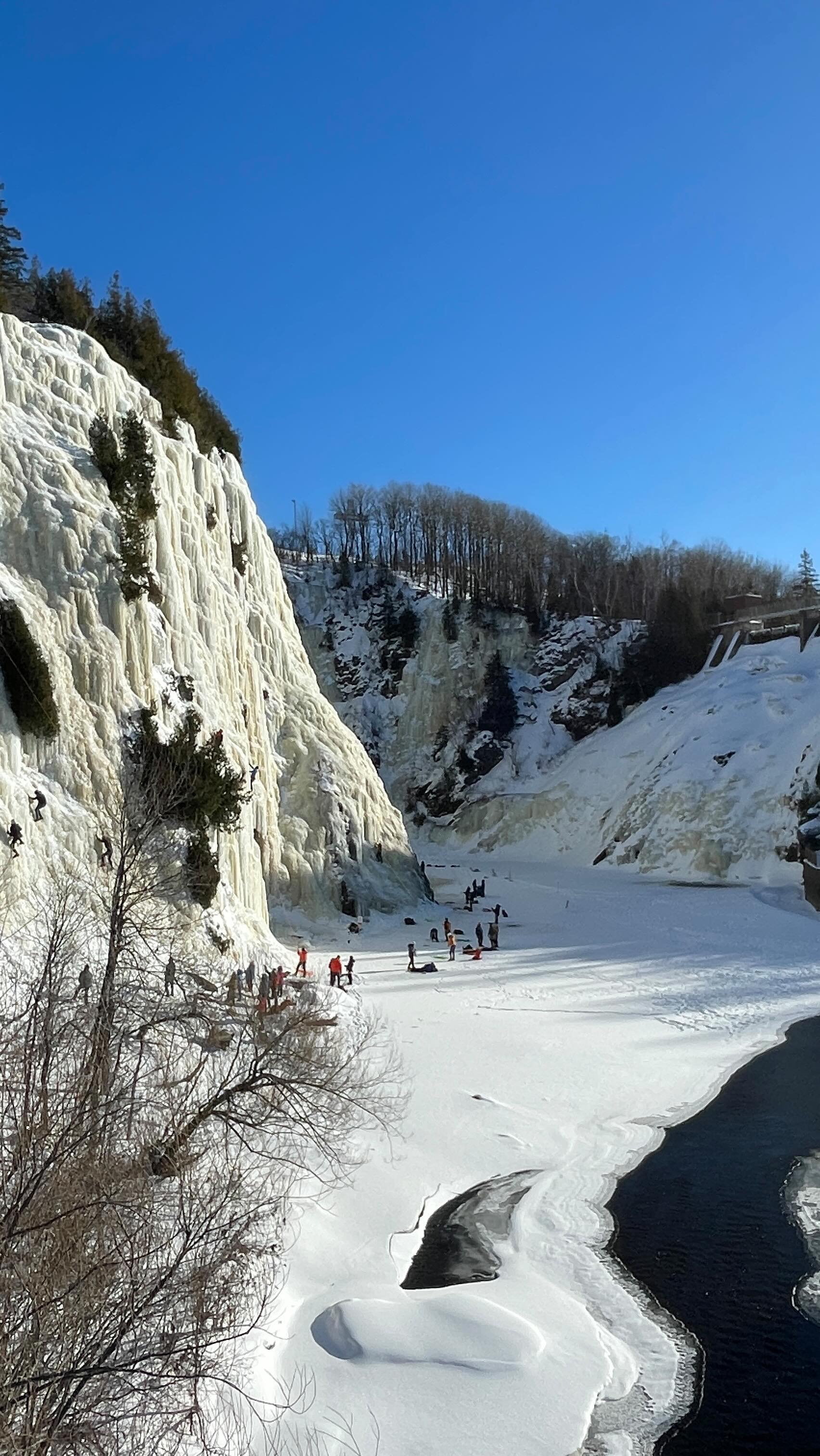 La saison de glace est bel et bien en marche! ⛏️🧊
GROSSE fin de semaine à Rivière-du-Loup pour le festival Grimpe en Ville 2026!!
✨ Un site magique à 5 min du centre-ville
🤩 Des falaises de glace de qualité exceptionnelle
🙌🏼 Le tout grâce au travail de la ville qui arrose les parois tout l’hiver !
🧗🏻♂️ Des rencontres et des échanges avec des passionné.es de tous âges et tout horizon
💙 Une communauté respectueuse, ouverte et accueillante
✅ Et un bel objectif atteint avec Vincent: 1000m de grimpe à deux en 48h!!! 💪🏼🔥
Merci à Marie-Soleil et Alexandre pour l’hospitalité légendaire! 🙏🏼
Et bravo/merci au comité organisateur et aux bénévoles du Festival GEV pour le magnifique événement. ❄️