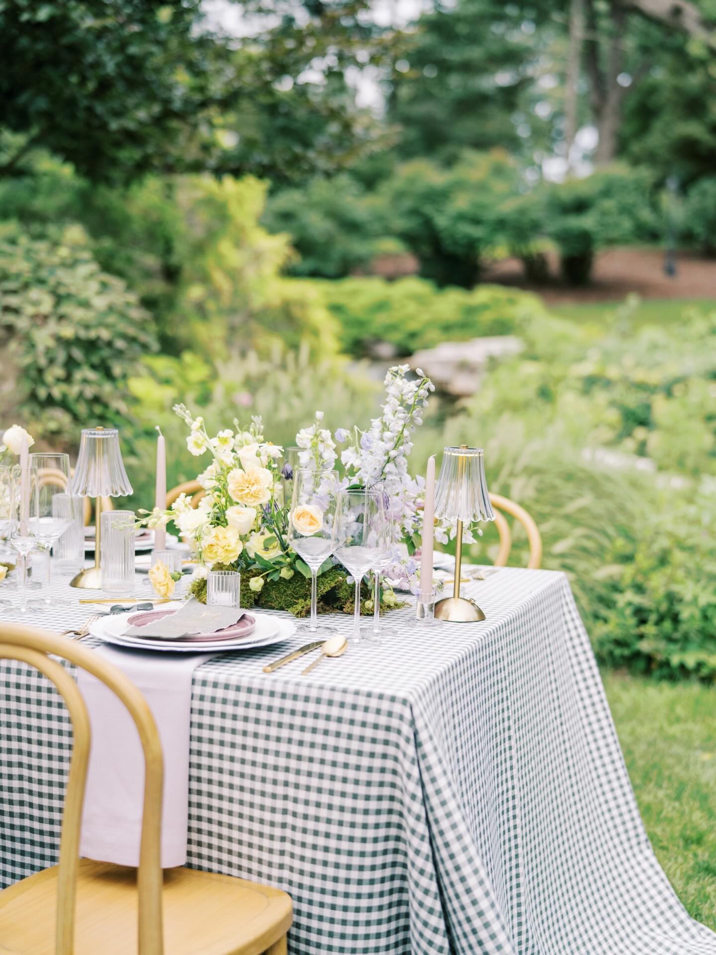 These details have me dreaming about summer 🌼
#chicagoweddingphotographer #summerwedding #chicagobride
Creative Partners
Host: @styledshootsacrossamerica
Planning: @heatherbengeofficial & @alexiawoolumssaa
Venue: @montebello.estate
Florist: @michaelamantarian
Linens: @nuagedesignsinc
Rentals: @tablescapeseventrentals
Hair & Makeup: @danielakostabeauty
Stationery: @emeryanndesign
Cake: @thebakinginstitute
Gown Salon: @londie.bridal
Jewelry: @opalandblossom
Live Wedding Painter: @wlw.studio
Styling Mats: @theflatlaysstyler
Ring Boxes: @lovelyringboxes
Models: @bolorxjuan