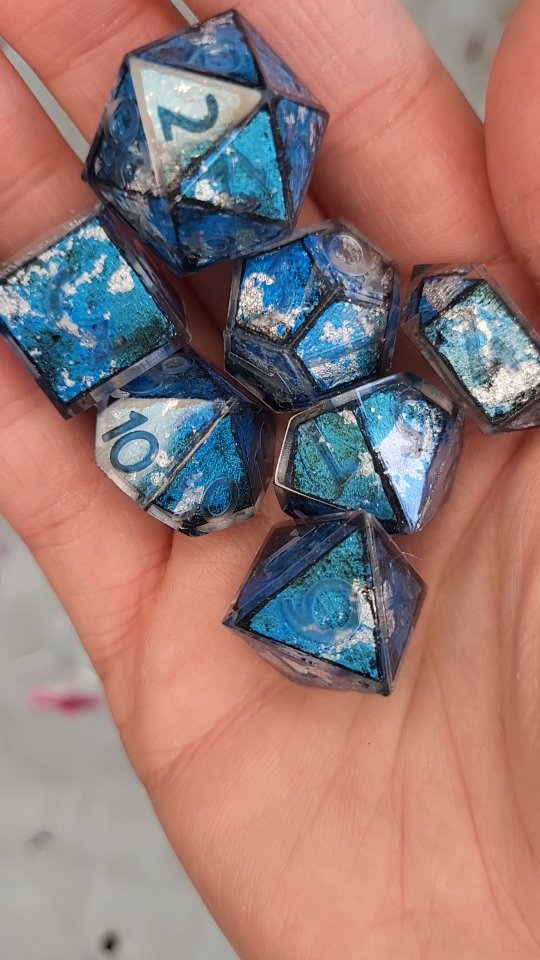 Look at the shine on these! A fresh out of the mold blue grunge set. What color should we paint the numbers?
#resindice #dungeonsanddragons #demolding #smallbusiness #handmadedice