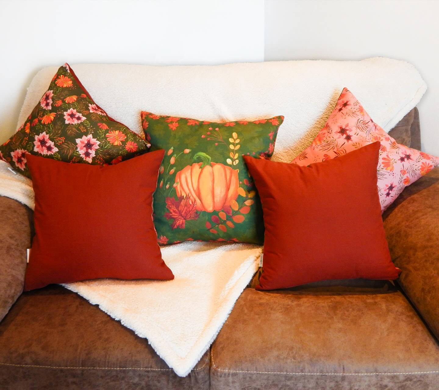 Unique Autumnal Cushion interior inspo. Available to buy on my website through the link in my bio. #sustainable #sustainablecotton #sustainabledesign #handmadecrafts #nature #autumncolors #smallbusiness #smallbusinesssupport