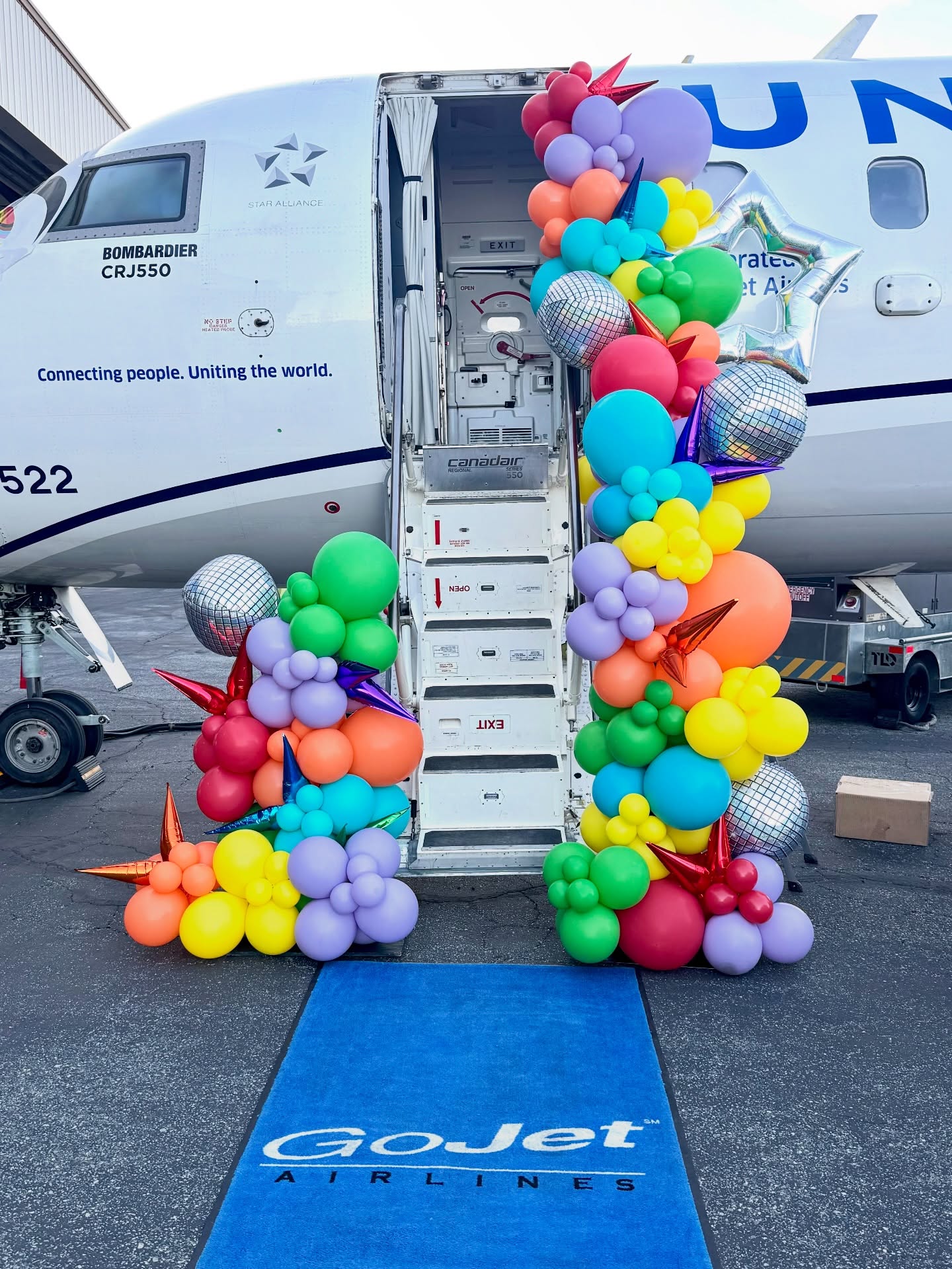 Cleared for departure โ @gojet_airlines style๐
#unitedairlines #gojetairlines #palmspringsca #palmspringslife #balloonsonplane