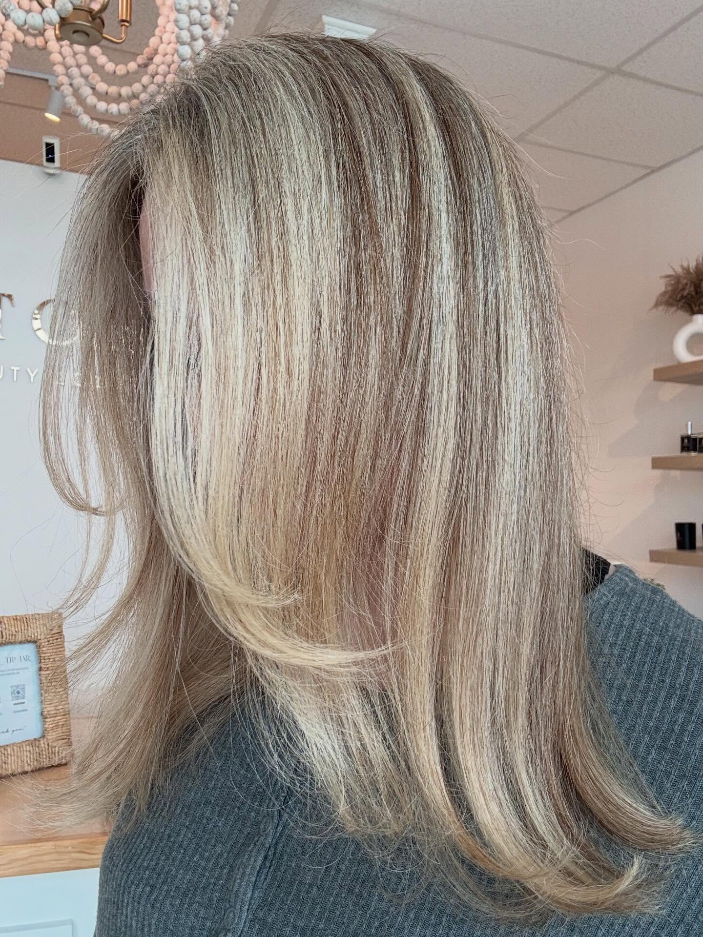 Full grey blending 🌟
With a significant amount of her natural present with the grey, we opted for some lowlights today, and brought up the babylights. Seamlessly blended with her greys and leaving her feeling overall brightened up. 💆🏼♀️
@allnutrient gloss: 10GI + splash of 9V
@livingproofinc moisture masque giving this hair its life back 🤌🏻
#hairinspo #greyblending #behindthechair