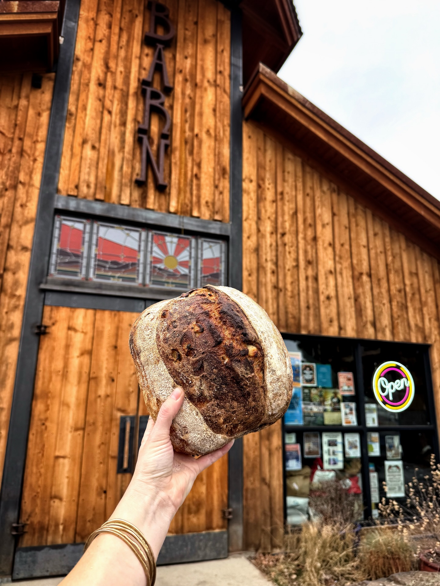 @boonedogpizza wood-fired bread is ready for y’all for the week!
Today we have Tart Cherry + Rye & Country 🍒
Tomorrow we have Sweet Spiced Jalapeño & Country 🌶️
