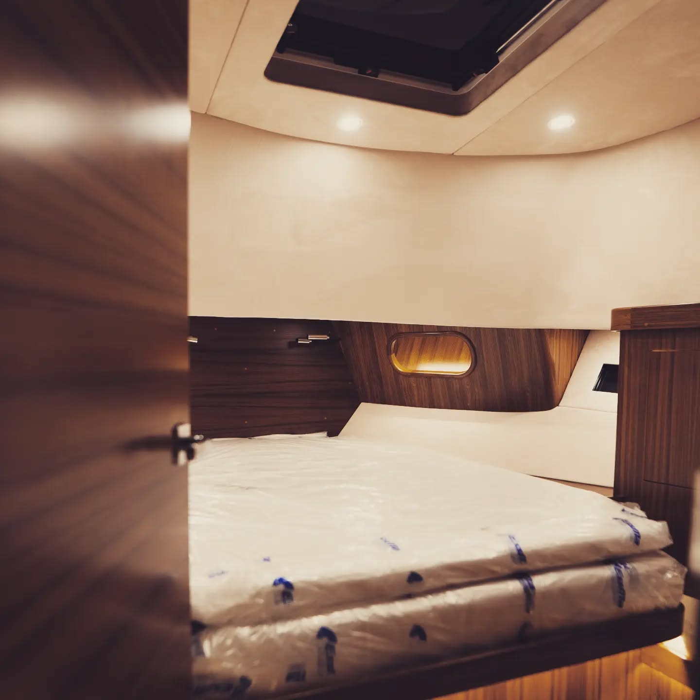 - Brizo Yachts BY42
📸 @tr3_media
#brizoyachts #brizo #aluminiumboat #aluminumyacht #fastyacht #volvopenta #mercurymarine #garmin #luxurytoys #luxuryyachts #monaco #cannes #mediterranlifestyle #bigtoys #bigboystoys #mercurymarine #gentlemanschoice #gentlemansride #madeinfinland #boot #boot2024 #düsseldorf #hamilton #hamiltonjet #hamiltonwaterjets