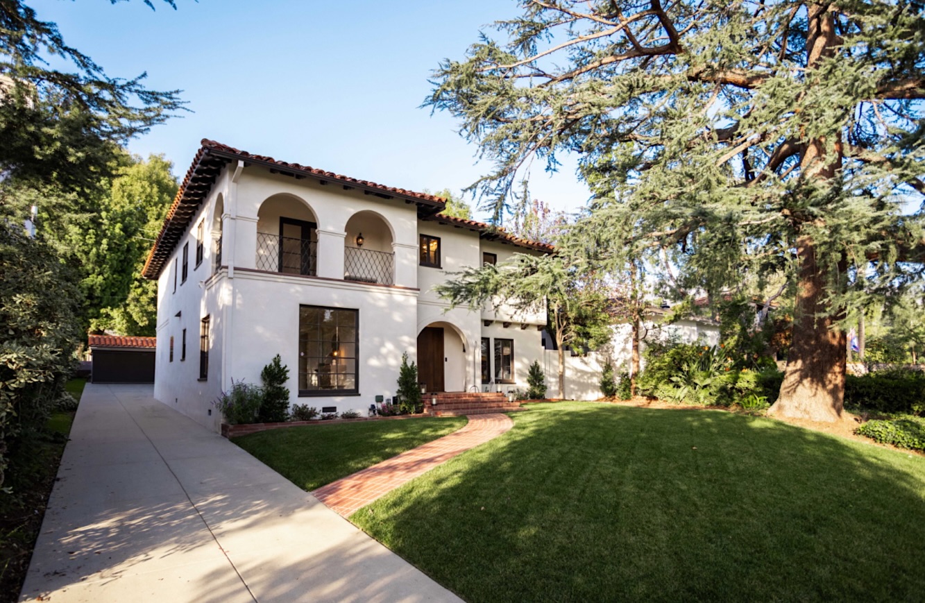 ✨ Spanish-style luxury in Altadena! ✨
Discover 1299 Boston Street — a beautifully restored 4-bed, 4-bath Spanish estate blending historic charm with modern upgrades. Featuring a chef’s kitchen, sunken living room, dreamy primary suite with mountain views, sparkling pool & lush outdoor space — this stunner is an entertainer’s dream 🏡💫
✨ Property Specs:
• 4 Bedrooms
• 2 Full + 2 Three-Quarter Bathrooms
• 3,304 Sq Ft Living Space
• Single-Family Spanish-Style Estate
• Built in 1930
• Two-Story Home
• 2-Car Detached Garage
• Resort-Style Inground Pool
• Sunroom + Basement
📍 1299 Boston St
Altadena, CA
Espi Bagwell + Partners
DRE 01168881
(626)824-2267
espi.bagwell@kw.com
#AltadenaHomes #SpanishEstate #LuxuryLiving #DreamHome #RealEstateGoals HomeSweetHome