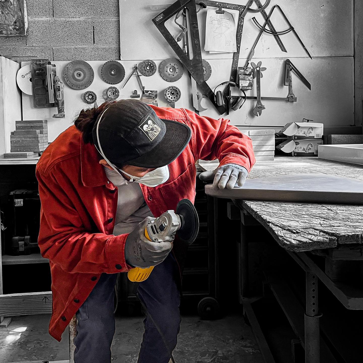 🌋 En tant que designer, je suis convaincu que pour mieux comprendre mes clients, je dois pratiquer leur métier. J'ai donc décidé de me plonger dans le processus de fabrication de mes clients pour mieux comprendre leurs besoins et créer des modèles innovants qui facilitent leur travail.
En pratiquant le métier de mes clients, j'ai pu acquérir une compréhension approfondie de leur processus de fabrication, des outils et des matériaux qu'ils utilisent, ainsi que des défis auxquels ils sont confrontés chaque jour. Cette connaissance approfondie me permet de concevoir des produits innovants qui répondent à leurs besoins et améliorent leur processus de fabrication.
Mon objectif en tant que designer est de créer des produits esthétiquement beaux, fonctionnels et pratiques pour mes clients. En pratiquant leur métier, je suis en mesure de concevoir des produits qui sont à la fois innovants et pratiques, ce qui rend le travail de l'artisan plus facile et plus efficace.
En fin de compte, je crois que la pratique du métier de mes clients est la clé pour créer des designs innovants qui améliorent leur travail quotidien. Je suis fier de pratiquer leur métier et de concevoir des produits qui répondent à leurs besoins, tout en étant esthétiquement beaux et fonctionnels. ✨
@lavastone_design
#design #designer #lavastone #product #localdesigner #toulon #productdesign #industrialdesign #prototyping #designthinking #designprocess