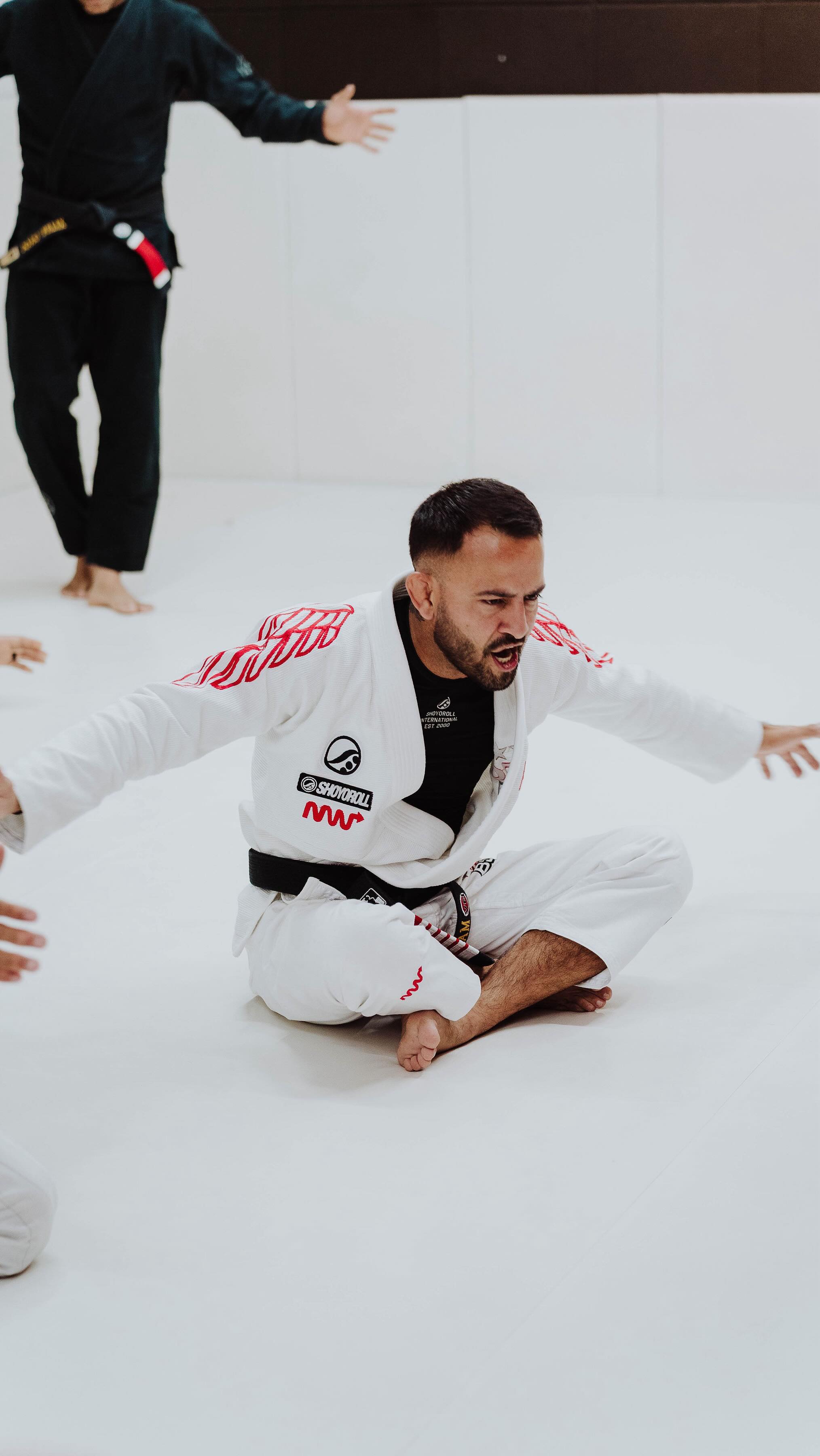 “Vivo e respiro o Jiu-Jitsu 24 horas por dia, 7 dias por semana.”
De volta ao Brasil para o nosso intercâmbio, o Valmyr compartilha um pouco de como é estar aqui novamente, reencontrar a galera e fortalecer essa conexão entre os studios.
Ele também relembra uma vivência que marcou sua trajetória no Jiu-Jitsu: a oportunidade de conhecer o mestre Hélio Gracie e estar em sua casa, em contato com a essência da arte.
Assista ao vídeo. 🥋