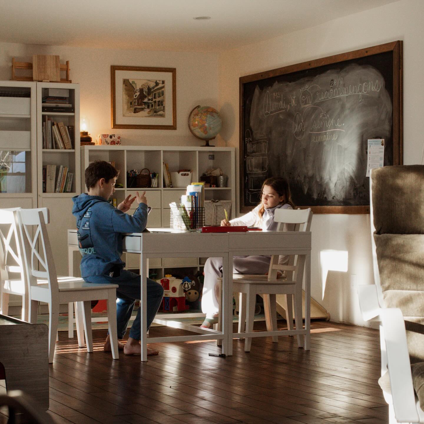 Ma vue ce matin…
.
Aah février en école-maison c’est toujours un peu plus difficile, mais ce matin, on a changé la routine, on a vu des amis et ça fait franchement du bien.
Alors que je sirotais mon café ce matin, je me suis prise à contempler mes deux grand, en 4 et 6e année, presque complètement autonome et ça m’a rendue non seulement fière, mais aussi très reconnaissante.
.
#homeschooling #motherhood #blogchrétien