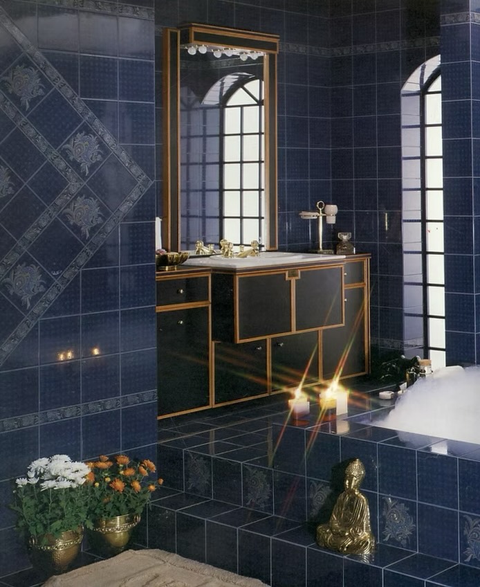 Valentino Garavani nunca enxergou a moda como um limite. Nos anos 1980, no auge de sua carreira, o estilista italiano levou sua linguagem estética para a cerâmica e ajudou a transformar o design de interiores no Brasil. A parceria com a Incepa reposicionou o revestimento como elemento simbólico, narrativo e desejável, um marco que antecipou a forma como moda, arquitetura e consumo passaram a dialogar no país.
Vale a leitura, a história completa está no link da bio!
#ValentinoGaravani #DesignDeInteriores #ModaEDesign #HistóriaDoDesign #DesignBrasileiro