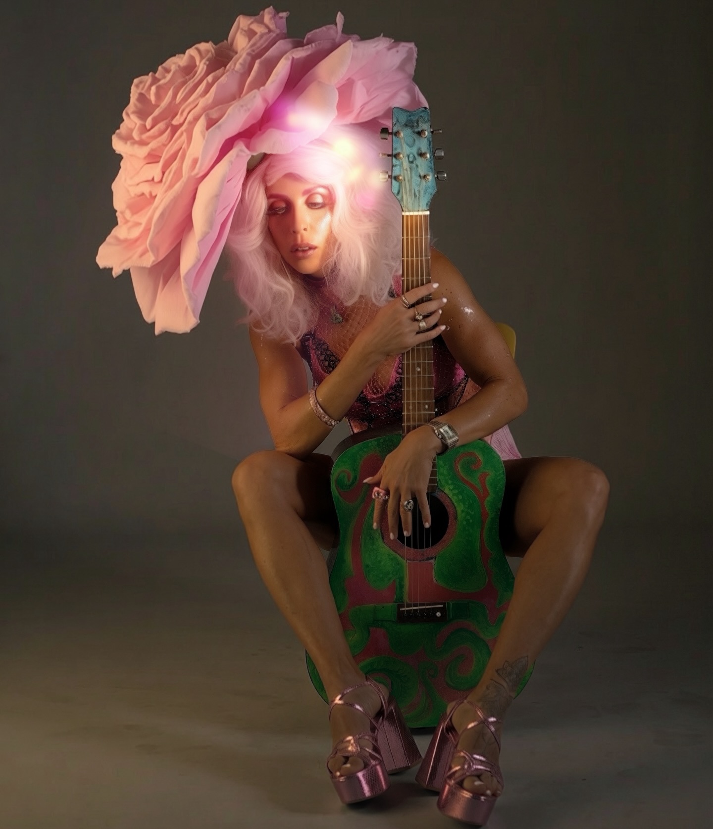 Water the seeds of love through the darkness..trusting that all that falls away brings new life. The closing of the year of the snake is bringing a lot of change and loss. It’s uncomfortable and out of it comes new opportunities and awareness 💕 grateful for this life, for this journey and for the music that makes memories and moments into something we share together.
Photo by the amazing @michelle_bres #flower #blossom #changes #musicmaker