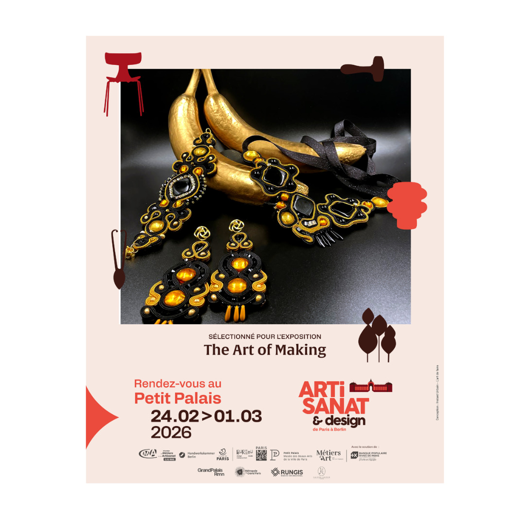 Joséphine, noir et or.
Je suis très touchée de voir cette parure sélectionnée pour The Art of Making 2026 - Artisanat & Design de Paris à Berlin.
Après Berlin l’an dernier, c’est aujourd’hui dans ma ville, Paris,
au Petit Palais, que cette histoire de gestes et de matières se poursuit.
Joséphine noir et or est née du dialogue entre la passementerie cousue à la main, les perles en verre de Murano, les contrastes profonds,
et une inspiration Art déco toute en lignes et en lumière.
Une pièce née du geste, du temps et de la matière.
Merci à la Chambre de Métiers et de l’Artisanat Île-de-France pour cette mise en lumière des métiers d’art et pour faire exister ces ponts précieux entre Paris et Berlin.
Du 24 février au 1er mars 2026,
73 artisans d’art y partagent leur vision contemporaine de la création,
entre héritage, transmission et innovation.
📍 Petit Palais
📅 24 février → 1er mars 2026
Entrée libre
Merci à toutes celles et ceux qui font vivre ces métiers, et au plaisir de vous y croiser.
#theartofmaking
#metiersdart
#artisanatcontemporain
#petitpalais
#palmyreparis
