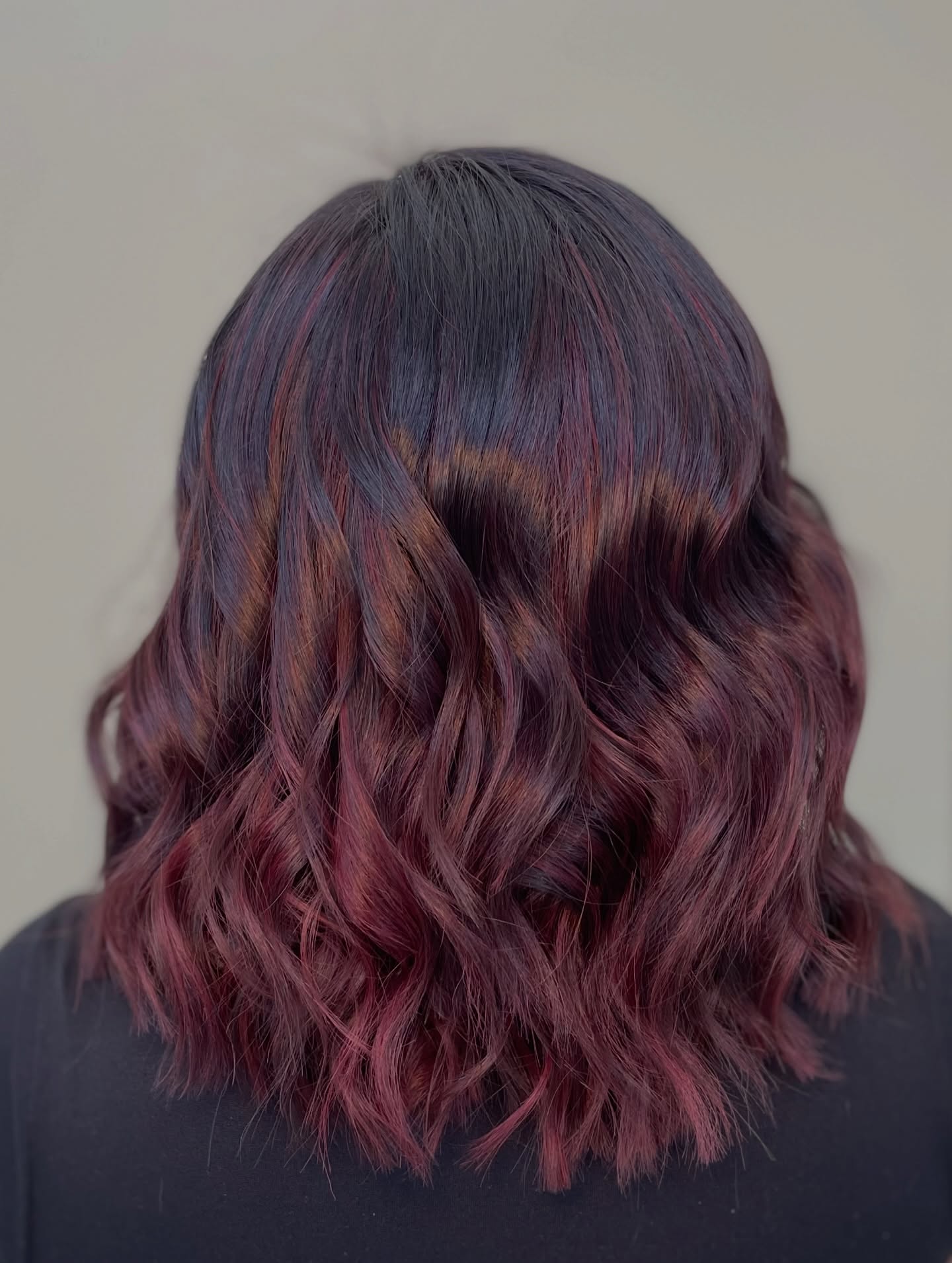 ๐จ Warning: Changing your hair color might boost confidence, increase double takes, and cause others to be envious. ๐จ
(But itโs totally worth it!)
What we did: Full highlight , tone, haircut and blowout with waves.
#sanantoniohairstylist #satxhairstylist #satxhair #redhair