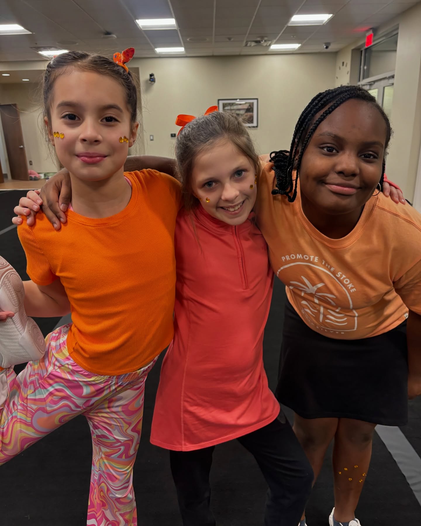 The 🍑🍊girlies at color stunt practice 🧡