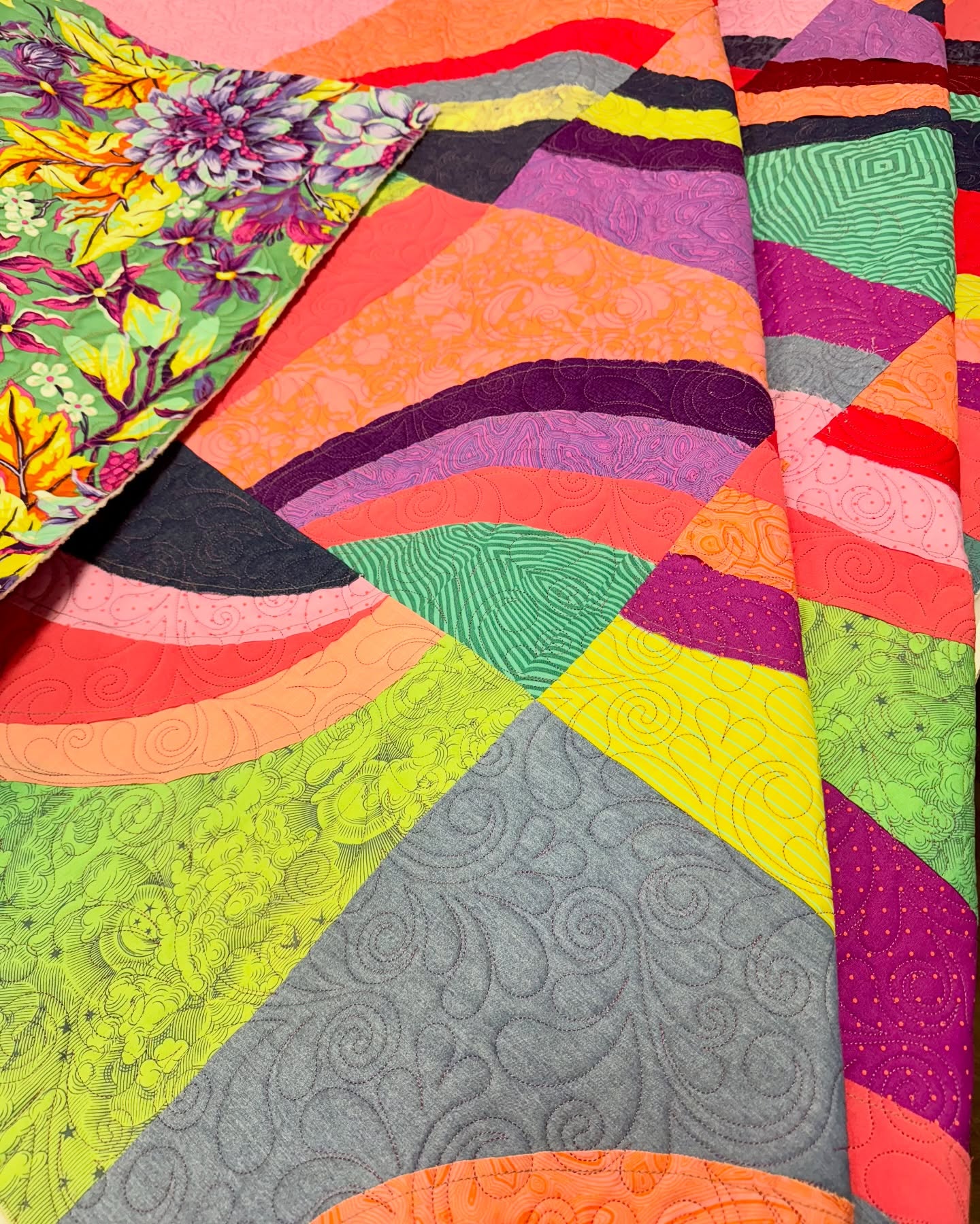 Woo-hoo! JP @piece.quilt.love has done it again! Mr. Happy Quilty People said, “It’s very colorful. Do you think Kaffe would approve?” Yes, yes I do. Pattern is Freewheeling circles by @gyleen Quilted at @sewlubbockquiltco