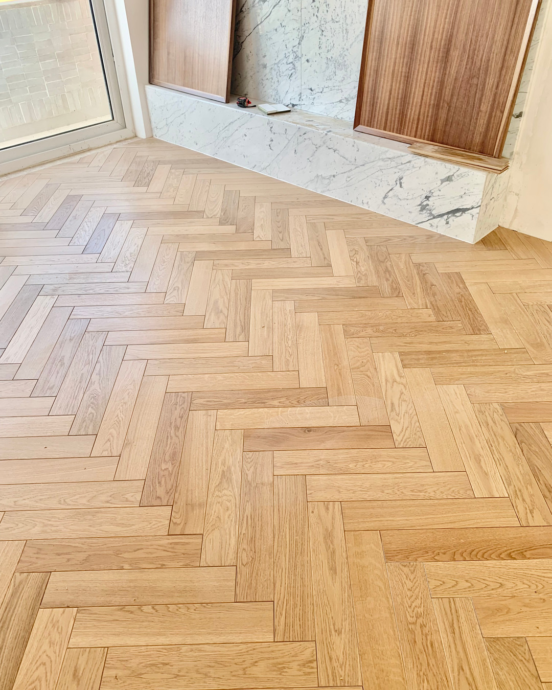 Guia visual em carrossel: como escolher o pavimento de madeira certo para cada divisão. Mostramos espécies, espessuras e acabamentos lado a lado para salas, cozinhas e espaços comerciais. Destacamos o acabamento Bona como prova de qualidade e os benefícios de manutenção a longo prazo. Apresentamos exemplos reais em Lisboa e arredores, para ajudar na decisão. Com mais de sete anos de experiência, nós da JS Afagamentos garantimos a valorização do imóvel. Quer ajuda para escolher o melhor pavimento? Comente ou envie mensagem 🪵🔧🏡
#madeiradepavimento #pavimentos #Bona #Cascais #Sintra #Lisboa #Setúbal #manutenção #valorização #JSAfagamentos