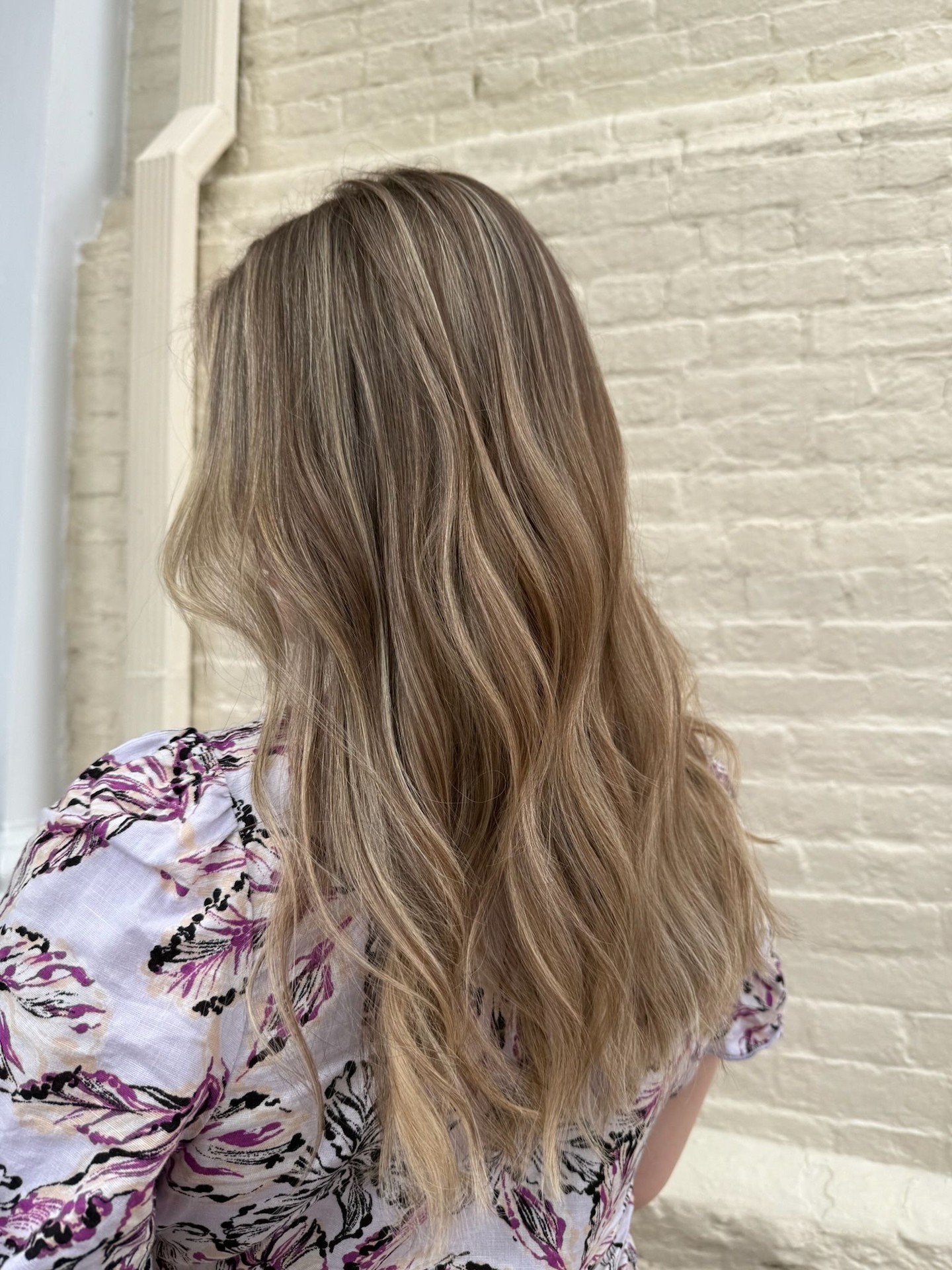 It's the time of year where we want to feel like we did a big change, but we don't necessarily want to commit to one.
Eris did an amazing job adding richness and brightness to her client without having to go lighter or darker. By refreshing brightness around the face and adding a whisper of brawn throughout the lengths of the hair, were winter ready.
The best part? With how this look will grow out, we have options and opportunities for spring. It will be easy to go lighter or more lived in.
@hair.by.eris r.by.eris #dmvhair #dmvsalon #dmvhair #livedinhair #livedin #brawn #blonde #highlight #dmvstylist #alexandriava #explorealx