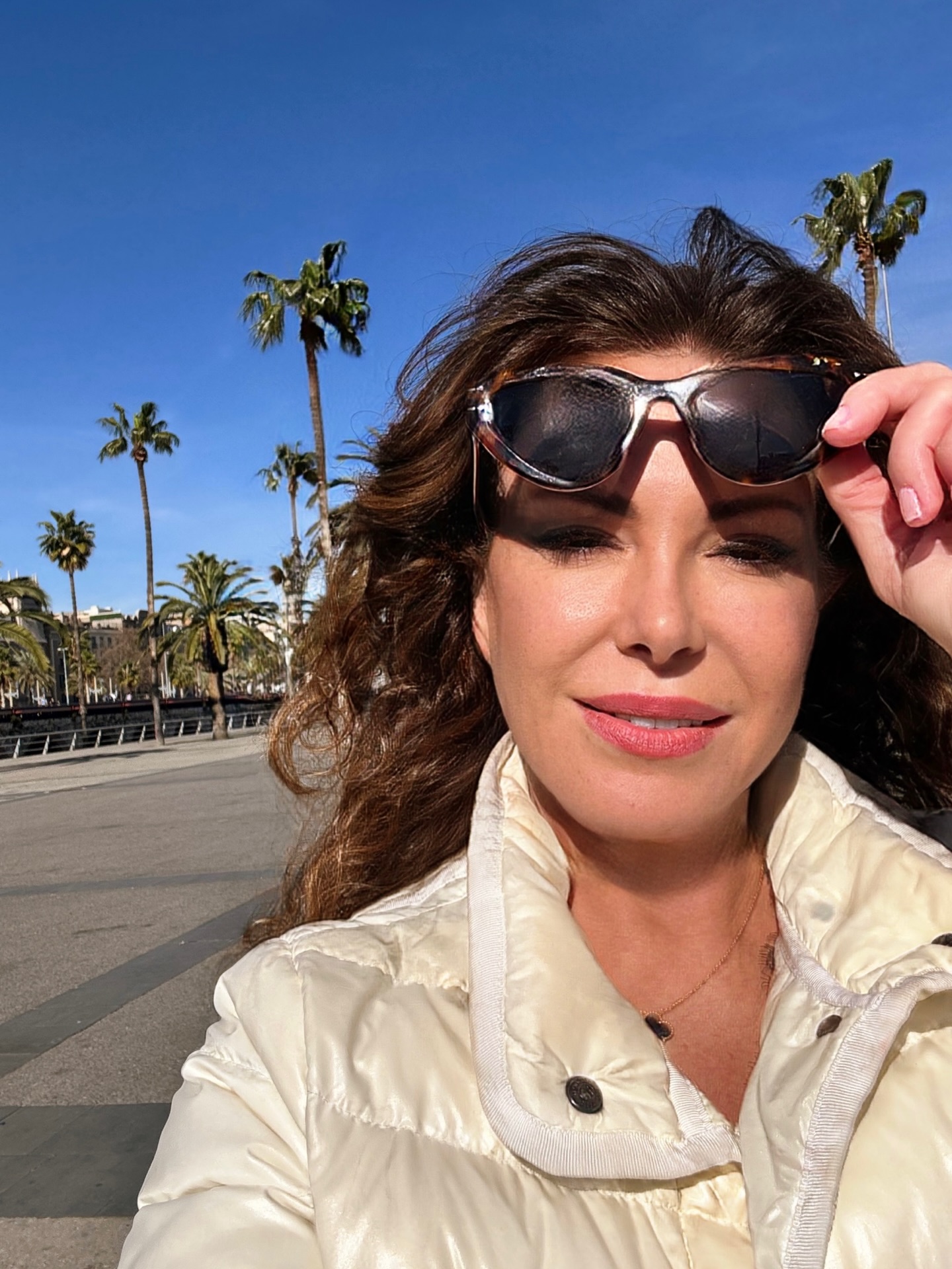 Sunday brunch & stroll in #barcelona with @ulkerlivaneli and @neseekenleroglu 🌴🌊☀️☕️
✨
#sundaymood☀️ #sohohousebarcelona #aylinlivaneli #banamusadecover