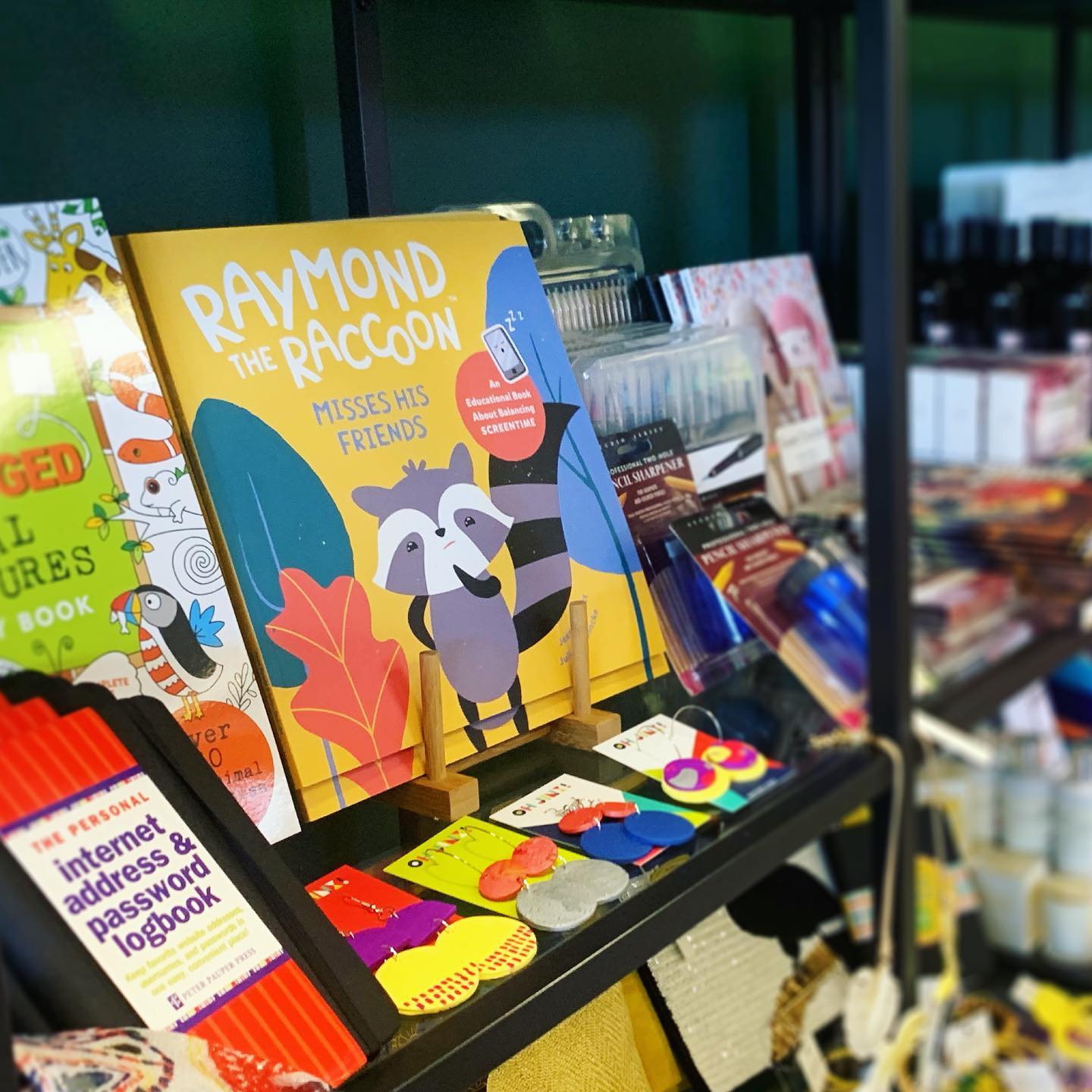 Happy to see our book in the first local gift shops! 📚💛
.
.
.
#local #giftshop #raymondtheraccoon #raccoon #education #books #booklovers #health #kids #wellbeing #earlychildhood #brisbane #australia #learning #screentime #aussiemum #potd #instagram #reading #smallbusiness #supportlocal