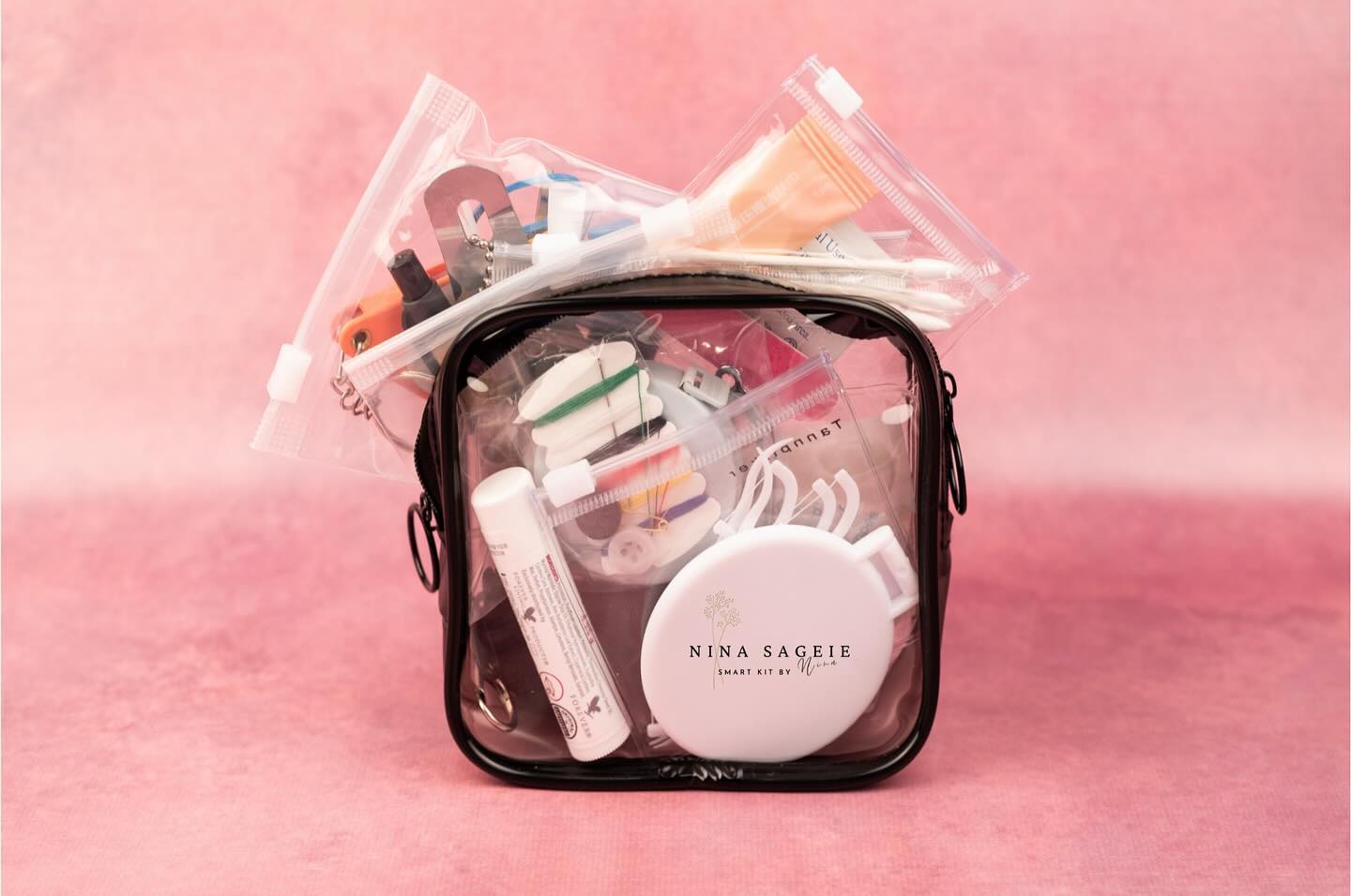 Et smartkit kan være en uunnværlig følgesvenn på reise, enten du er på forretningsreise, på ferie, eller på helgetur. Små problemer kan oppstå når du minst venter det, og da er det kjekt å ha et praktisk og kompakt sett med verktøy som kan hjelpe deg å fikse småfeil på egen hånd. Her er noen grunner til hvorfor et smartkit er et must-have på reise:
1. Løs småproblemer raskt og effektivt
Har du noen gang vært på reise og oppdaget at noe i bagasjen har gått i stykker? Kanskje en glidelås på vesken eller kofferten har løsnet, eller en knapp på jakken har falt av? Et smartkit kan gi deg verktøyene til å fikse disse småproblemene raskt, uten at du trenger å lete etter en sybutikk eller vente på profesjonell hjelp. Med riktig verktøy kan du få utstyret ditt i funksjon igjen på et øyeblikk.