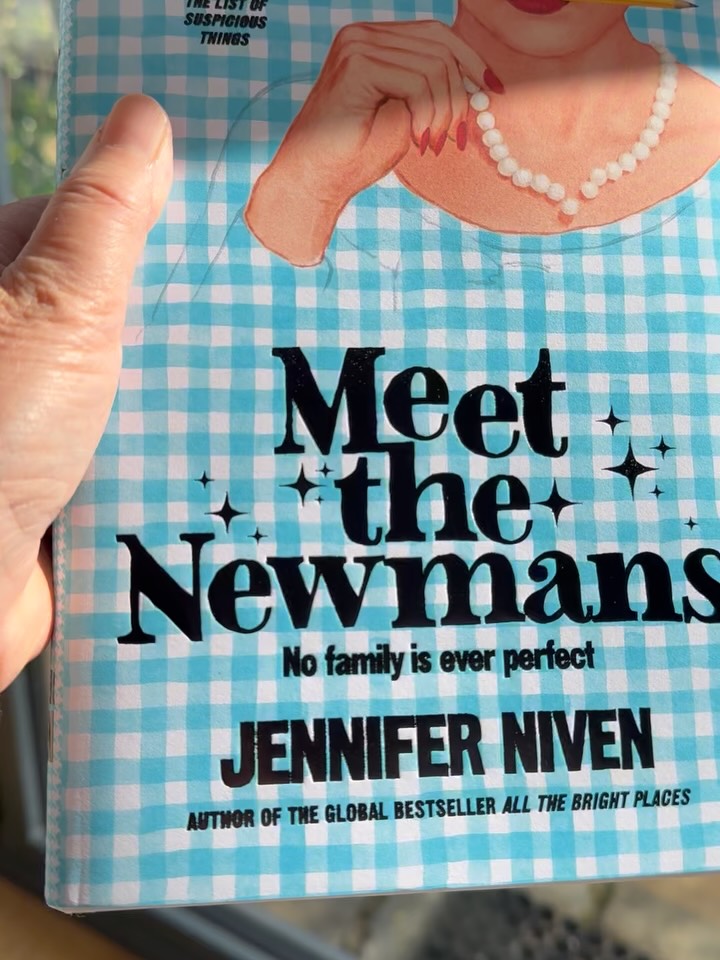 Be still, my beating heart🫶 Even Benny the Siberian is showing his appreciation for THIS- I mean THIS BOOK COVER📚