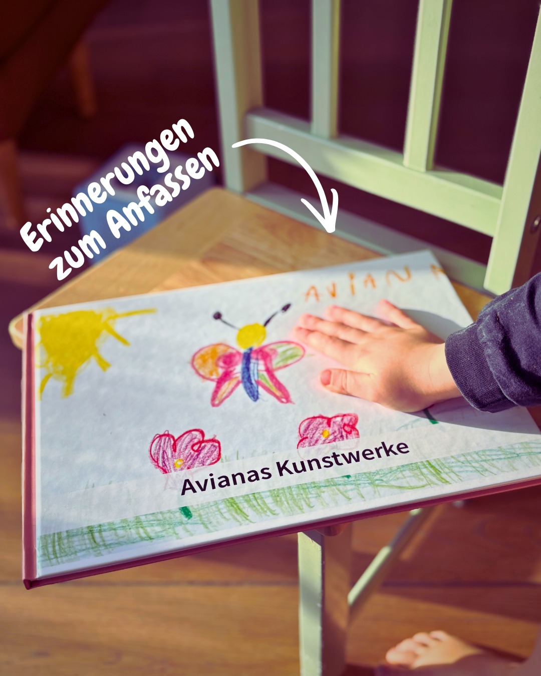 Erinnerungen zum Anfassen.
Wenn kleine Hände durch ihr eigenes Kunstwerke-Buch blättern, wird aus Papier ein Moment fürs Herz. 💛