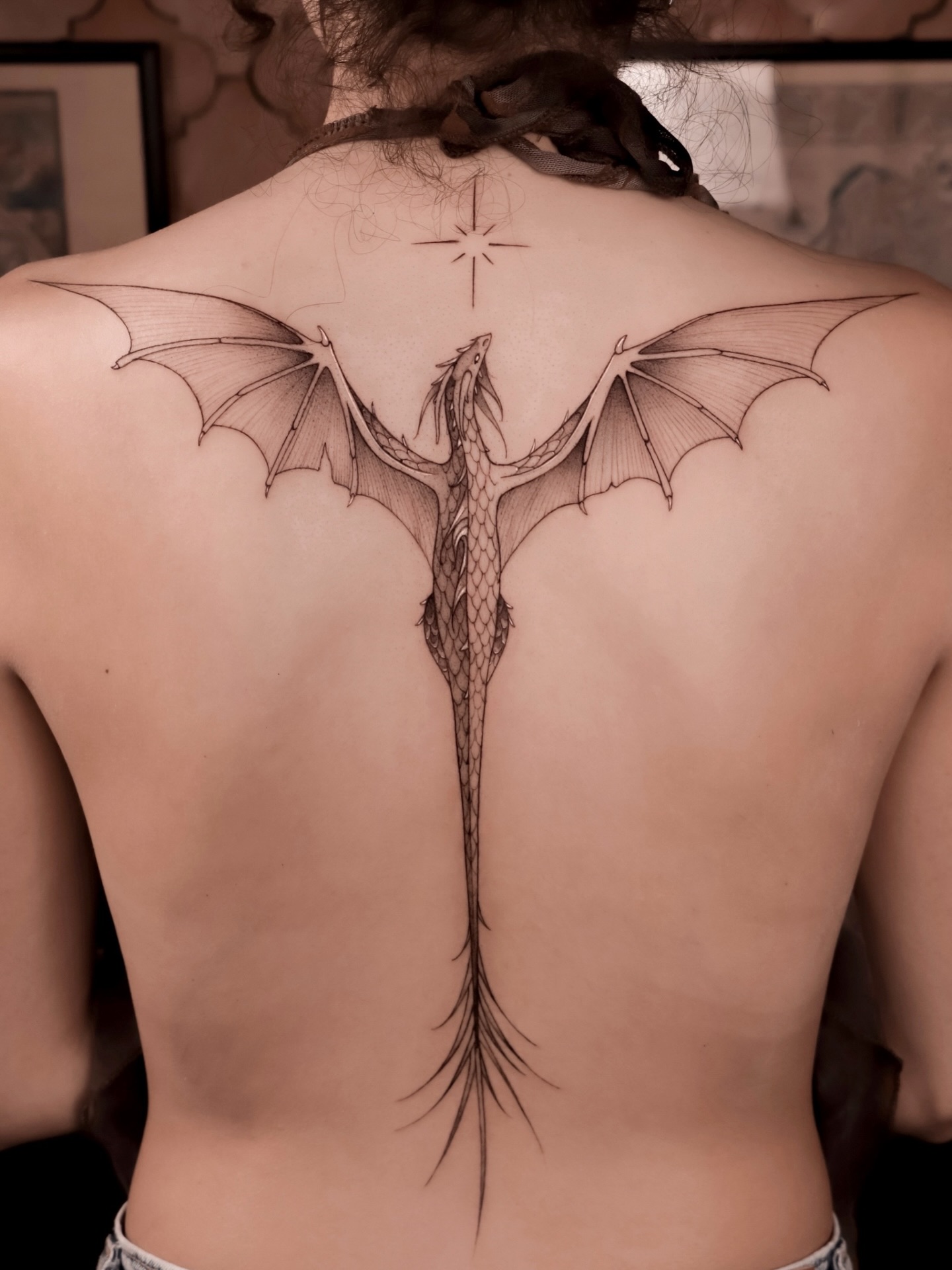 U N G U A R D I A N
Para Sophy, gracias por confiarme una pieza tan bella e importante
Los dragones me fascinan y darles vida en sus pieles son mis proyectos favoritos
60 cm aprox
Hecho en una sesión
3 y 7 rl
Con:
@masttattoo.official
@dynamiccolor
@bishoprotary
#cdmxtattoo #mexicantattooartist #dragontattoo #finelinetattooartist