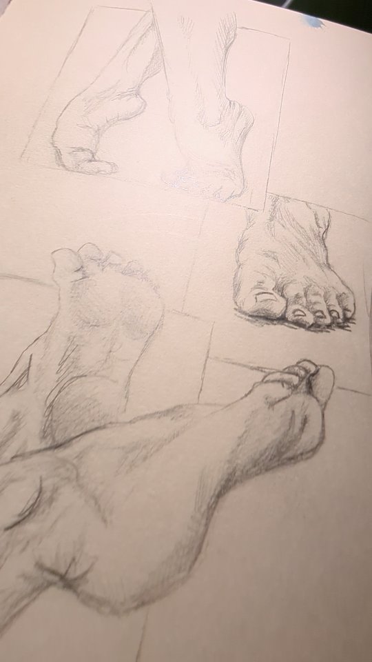 Es gibt immer etwas, das man aufs Papier bringen kann und wenn es das Kind auf der Couch oder in der Wanne ist. Studien von Händen und Füßen gehen auch immer, man hat ja immer eine Referenz zur Verfügung.
Ich liebe diese schnellen Skizzen und man glaubt gar nicht, wie viel man auch bei diesen unperfekten Zeichnungen von Proportionen,Licht und Reduktion aufs Wesentliche lernen kann.
#sketchbook #sketch #figurestudysketches #artstudy #myownartology