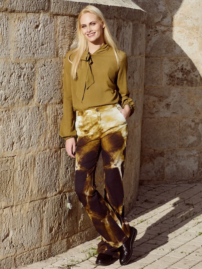 Meet our New baby!!! ‘Jade’ is a super flattering pants pattern. It has flared legs, shaped waistband which sits on the natural waist and closes with button and hook, front zipper fly, slash pockets and back darts. Sew up this wardrobe must have in many fabrics all year long!
.
#sewingpatterns #sustainablesewing #flarepantspattern #ilovetosew