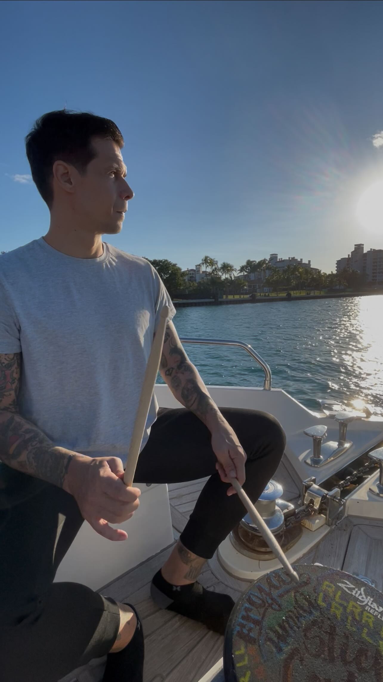 Miami, cómo te extrañaba 🌴🌊🥁🎣💙
🔑: RL RR LL RR / LR LL RR RR
#drums #drummerworld #baterista #drumstagram #drummerlife #drummerlife #zildjianfamily #vicfirth #rudiments #drumpad #drumpractice #drumsticks #drumsolo #drumcorpsinternational #drumsticks🍗 #yachtlife⚓️