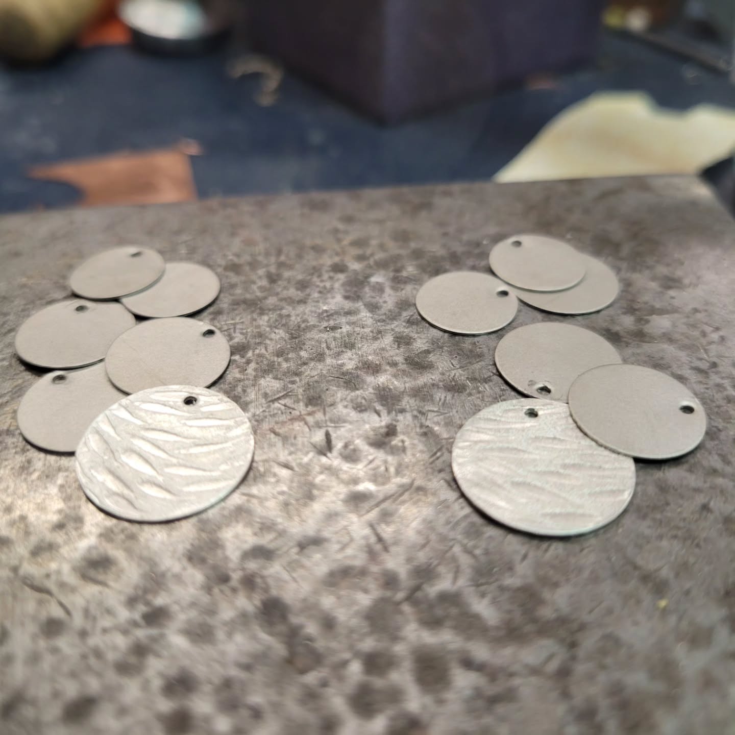 ➡️ Do you see what I see? Fish swimming in the most blue water, and water splashing on the river rock? Hoping to get these earrings done for the Friday pop-up @framefactoryharrisonburg Might need more titanium 🤔
Come by this Friday from noon until 6pm to see what got finished!
#InsideMyLocket #Handmadeisbetter @framefactoryharrisonburg