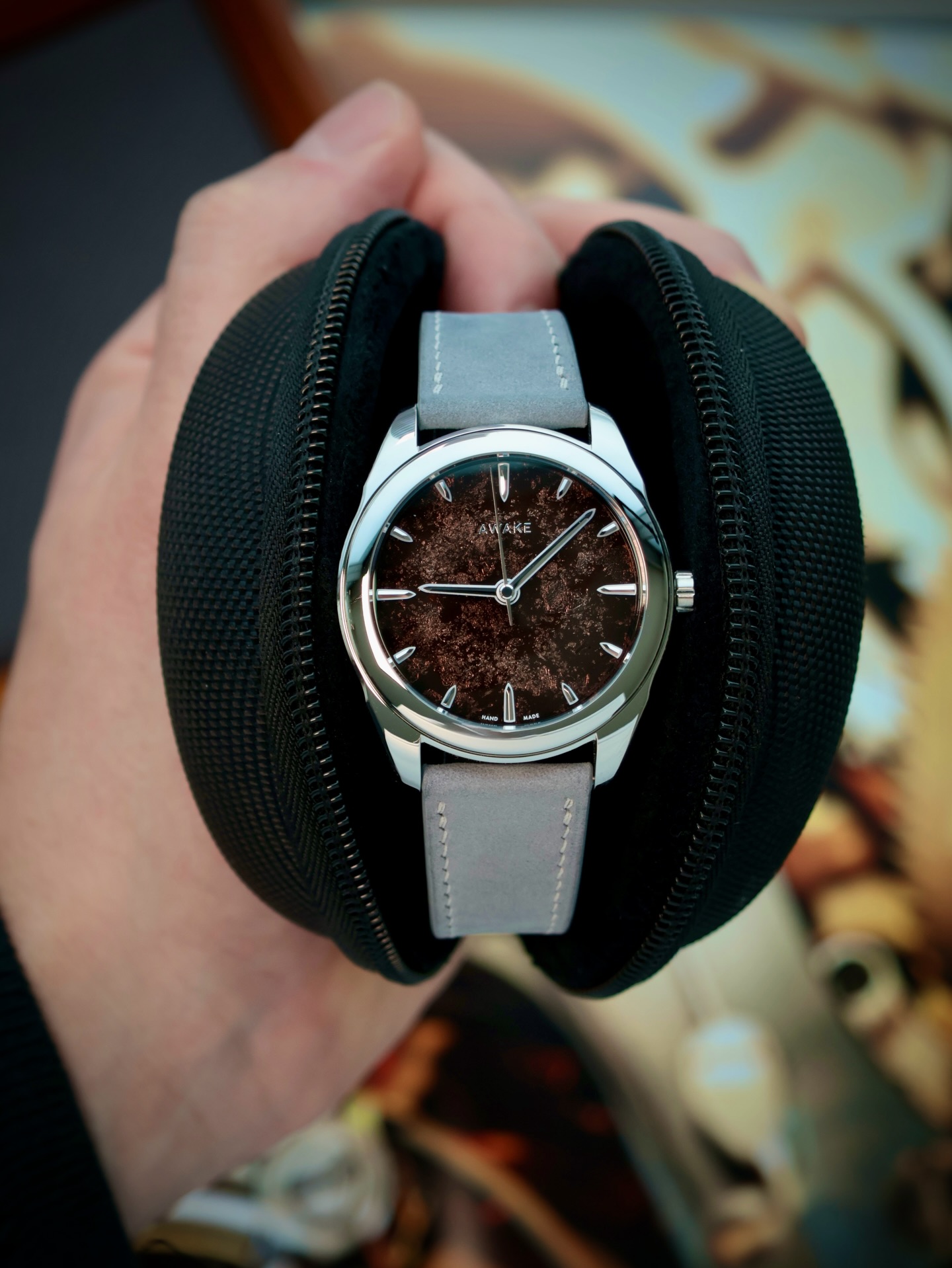 It’s #watchpalmsunday and #superbowlsunday all rolled into one 🎉🗓️
Featuring one of my latest acquisitions from 2025, the Son Mai Frosted Silver Leaf from @awake.concept is more a work of art than a watch. Its hand-crafted dial takes over 10 hours of lacquering, sanding and polishing to achieve the glistening surface (that is also surprisingly hard to photograph 🤣)
#watchfam #watch #watchesofinstagram