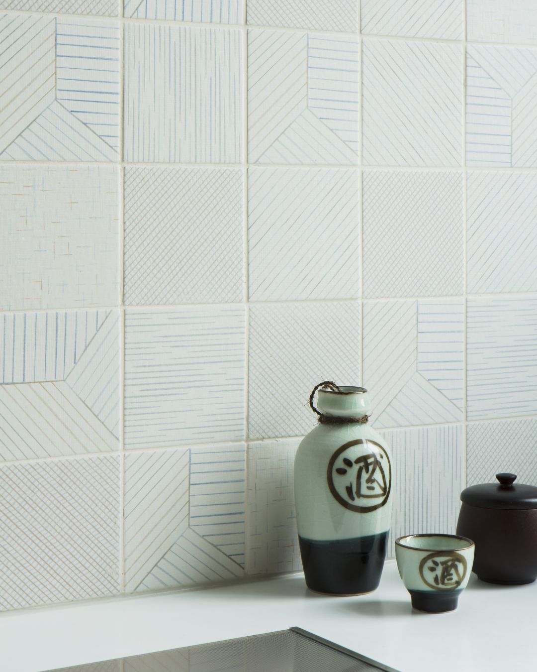 Detalj fra et kjøkken hvor vi beholdt innredningen men flisela veggen for å freshe opp 🤗