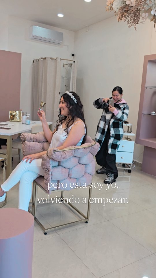 Oficialmente , estamos de regreso.
Mismo lugar, mismo entusiasmo, diferente enfoque 🫶🏻 Se vale hacer pausas, reinventarse, permitirse sentir cada emoción y levantarse de nuevo.
Gracias por seguir aquí, con amor, Isabela.
#blessed #happy #bridetobe #engaged #weddinghairpiece