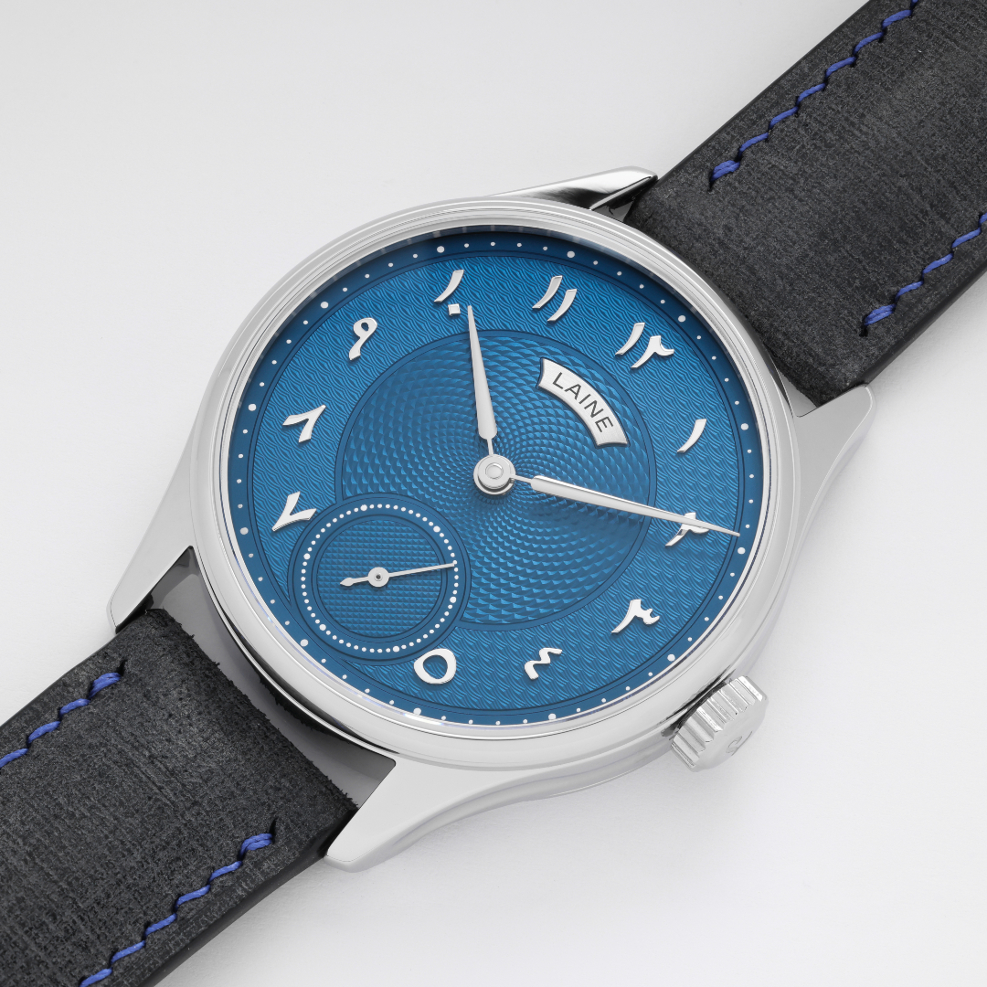 Guilloché, grain, and gold. Panier guilloché on the outer ring, Inversed Grain at the center, and crisp white-gold Arabic numerals bring clarity to deep blue.😌🐋
#custommade #bespoke #guilloche #torstilaine #watchfam #lainewatches #watch #microrotor