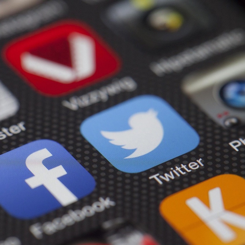 🌿 Elternsein im Scroll-Modus?
Social Media kann verbinden, trösten, inspirieren – und gleichzeitig verunsichern, vergleichen, ablenken.
✨ Wann hilft Instagram wirklich im Familienalltag?
✨ Wann raubt es Zeit, Präsenz und Vertrauen ins eigene Gefühl?
✨ Und was macht es mit unserem Blick auf das Kind?
In meinem neuen Blog geht es um Sinn & Unsinn von Social Media in der Elternschaft, um stille Nebenwirkungen, um Apps, Vergleiche – und um die Frage, wann Distanz heilsam wird.
👉 Den ganzen Text findest du im Blog (Link in Bio)
#elternschaft #socialmediaundfamilie #bindungstattvergleich
#achtsameelternschaft #elternsein #zeitfürskind #digitalbalance