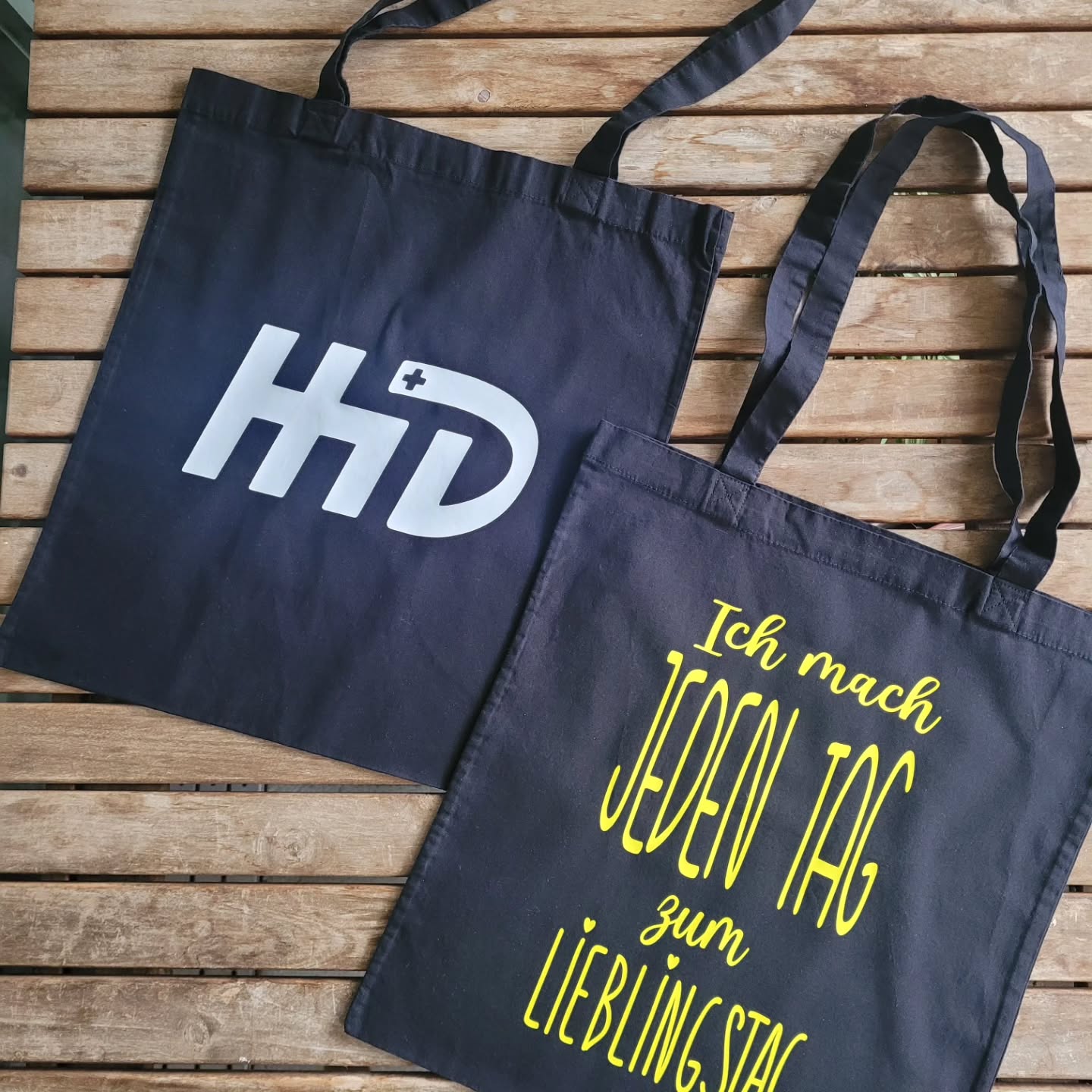 Im Januar durfte ich diese rekordverdächtige Bestellung für (ACHTUNG!) eine Weltmeisterin machen! Ein Dankesgeschenk für Ihre Sponsoren. Und was für ein Geschenk für mich, dass ich die 20 Taschen anfertigen durfte 💛
Lieben Dank @heidi_ulrich und weiterhin viel Erfolg bei deiner Jagdt nach Rekorden auf dem Wasser 🌊 ✊️