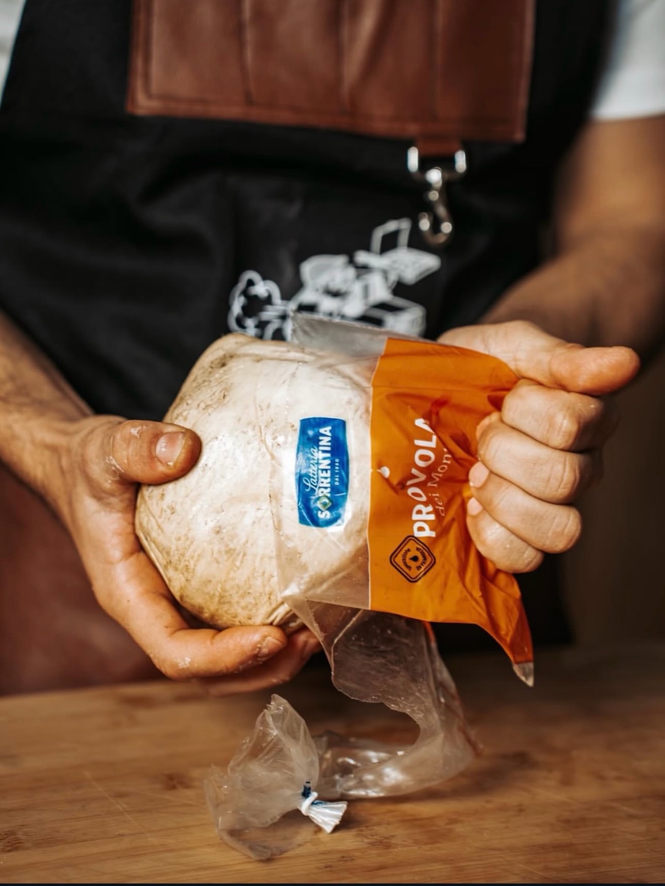 Cuando el ingrediente es auténtico, el resultado habla solo 🤍
🧀 Provola affumicata de Latteria Sorrentina
🔥 Fundente, aromática, con ese toque ahumado que eleva cualquier pizza.
De la tradición italiana… directo a tu mesa.
#IslasDeSabores #ItaliaEnTuMesa #Provola