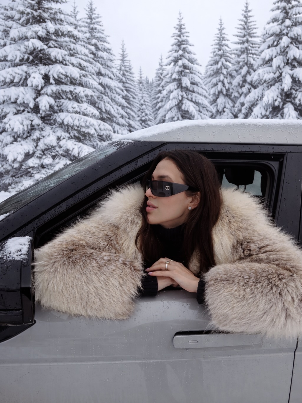 When it just wont stop snowing ❄️
#wintervacation #snowoutfit #furcoatoutfit