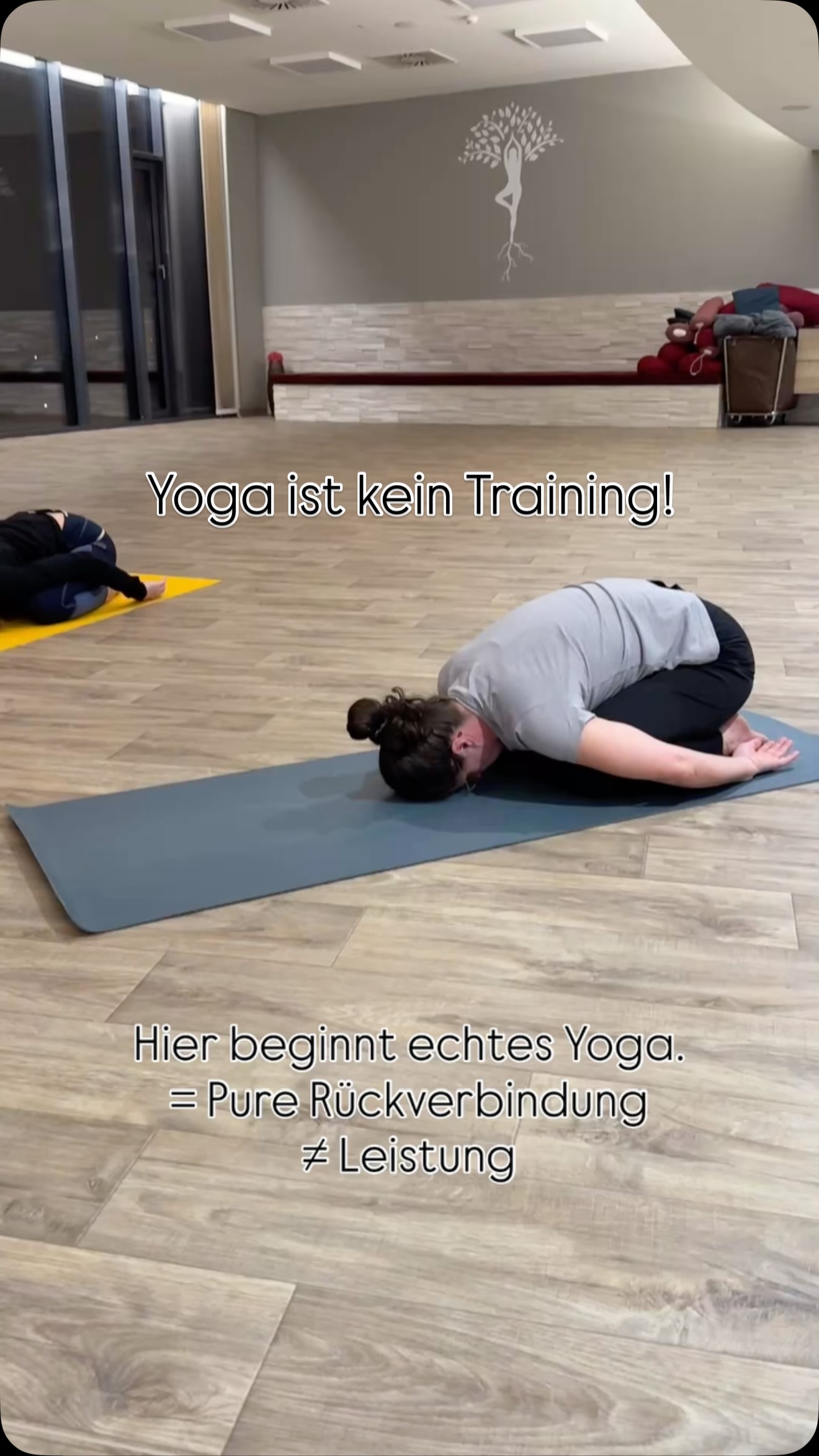 Yoga ist so viel mehr als nur Bewegung.
Es ist kein Training.
Kein Abarbeiten von Asanas.
Kein „höher, schneller, weiter“.
Yoga ist ein Innehalten.
Ein Hinhören.
Ein Hinsehen.
Ein Hinfühlen.
In der Position des Kindes geht es nicht darum, wie tief du kommst.
Sondern darum, wie ehrlich du dir begegnest.
Was spürst du, wenn es still wird?
Was zeigt sich, wenn du nichts leisten musst?
Yoga beginnt dort, wo du aufhörst, dich zu optimieren.
Und anfängst, dich wahrzunehmen.
Das ist der Moment, in dem aus Bewegung Bewusstsein wird.
Und aus Praxis Verbindung.
Unbound 🤍
#yogamitbewusstsein #yogaistkeintraining #stilleverbindung #unbound #miriambirngruber