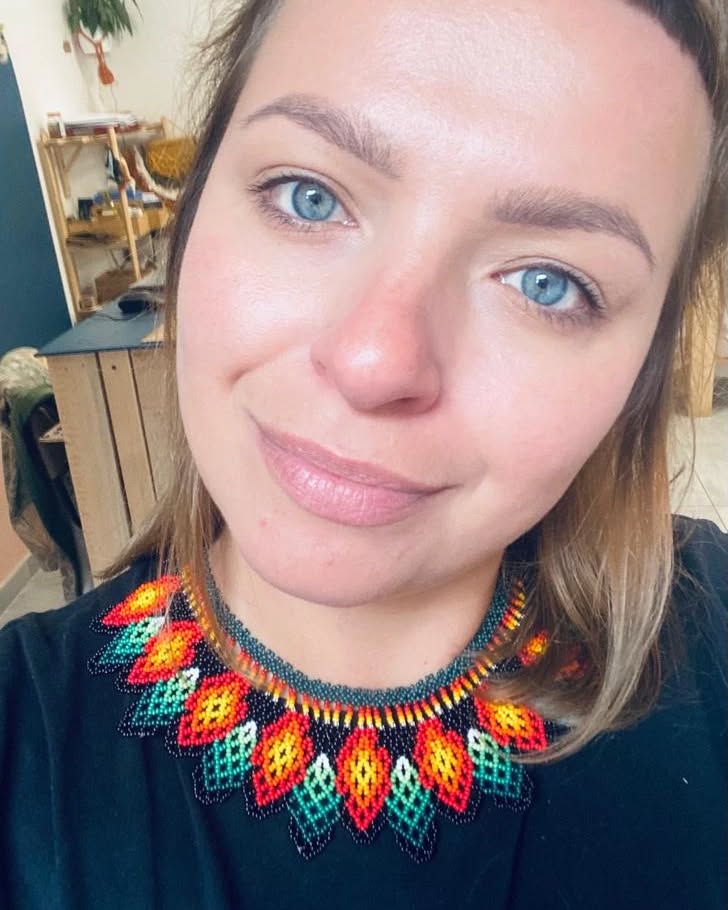 🐆#amazonas necklace 🐍🦜In honor the beautiful #jungle, here a few words dedicated to you ❤️
¡ Amazonía de mi corazón, misteriosa y mística!
🐬Delfines rosados, un río que es tu collar más lindo, los jaguares🐆 que te vigilan en silencio.
Tu flora🌺 y tu fauna🐒, son tu paraíso.
Selva de mi alma, con una alfombra vegetal que en toda esa húmeda te mantiene fresca y brillante.
En tu espíritu y profundidad fluyen las leyendas, la memoria de esos guerreros que se pitan con #aachiotee y te honoran.
Selva Madre, tu no quieres flores por que tu alma es pura, eres tan fértil que le das vida a un continente.
Majestuosa, extraordinaria, eso eres tu linda amazonas💚