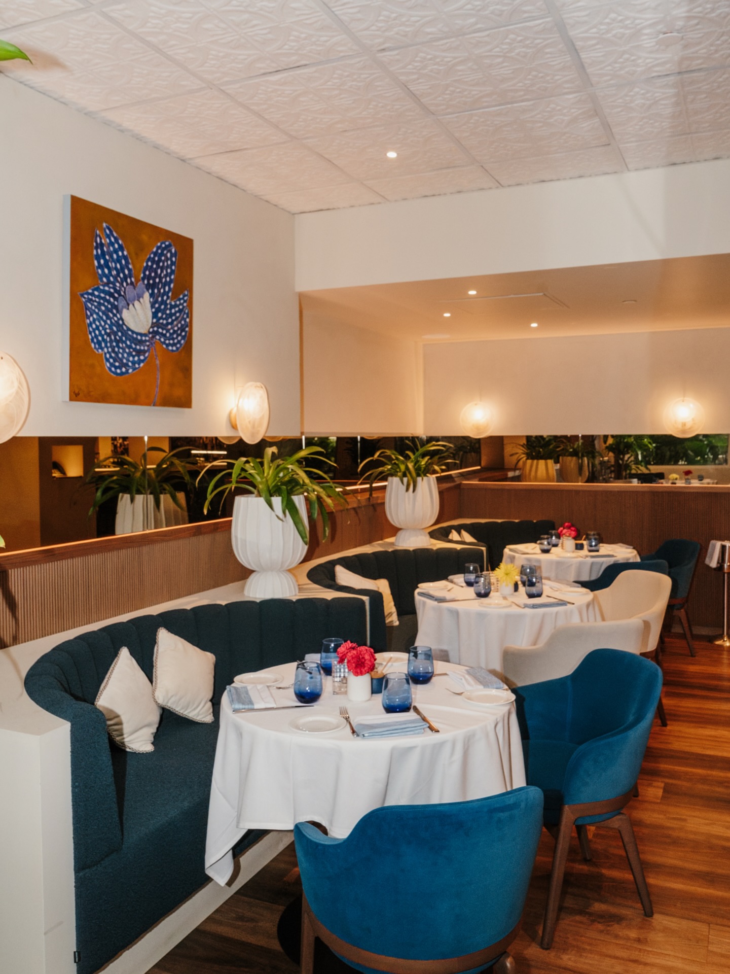 As the light fades, the room begins to glow.
Velvet. White linen. Quiet conversation.
An intimate Italian dinner in the heart of Palm Beach
unhurried, beautifully composed ✨
•••
#salutepalmbeach #palmbeachdining #palmbeachfl #palmbeachflorida #palmbeachcounty